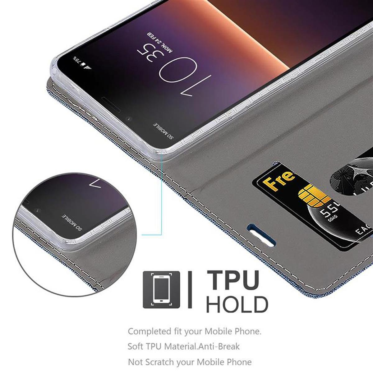 Telefono in una custodia grigia con una carta. Lo schermo è acceso.
