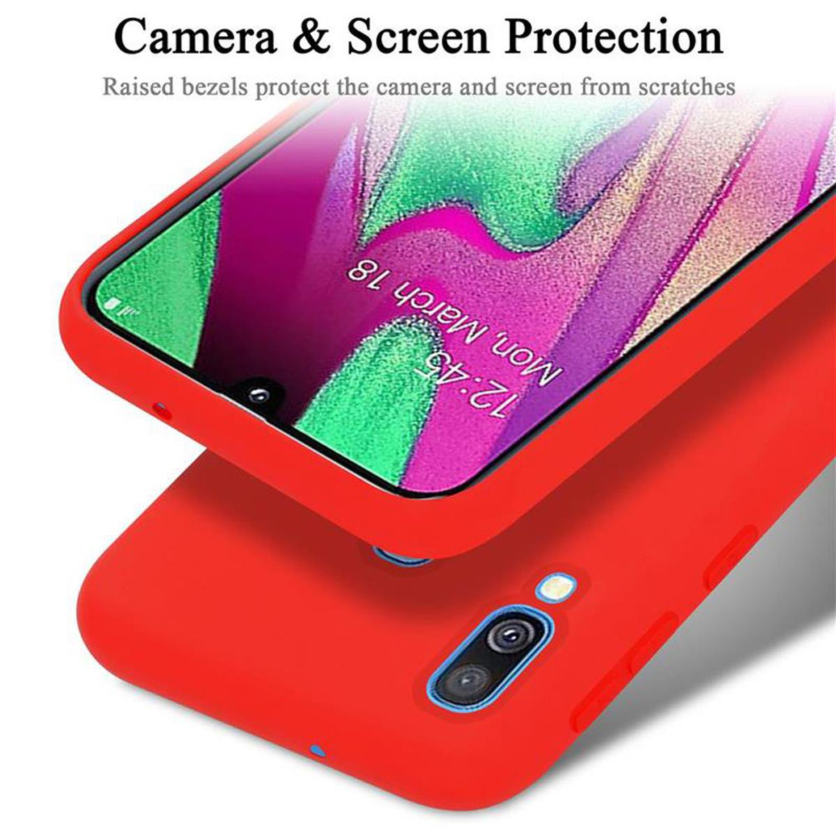 Telefono in una custodia rossa. Le cornici rialzate proteggono la fotocamera e lo schermo dai graffi. Testo: Protezione fotocamera e schermo.