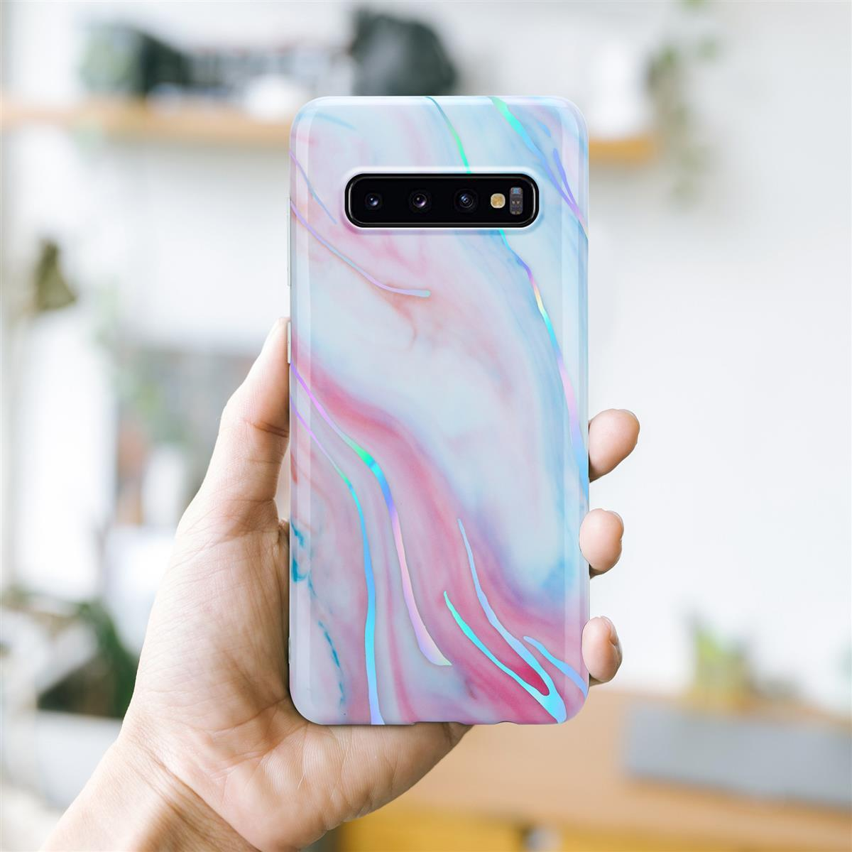 Mano che tiene un telefono con custodia marmorizzata. La custodia ha un design colorato.