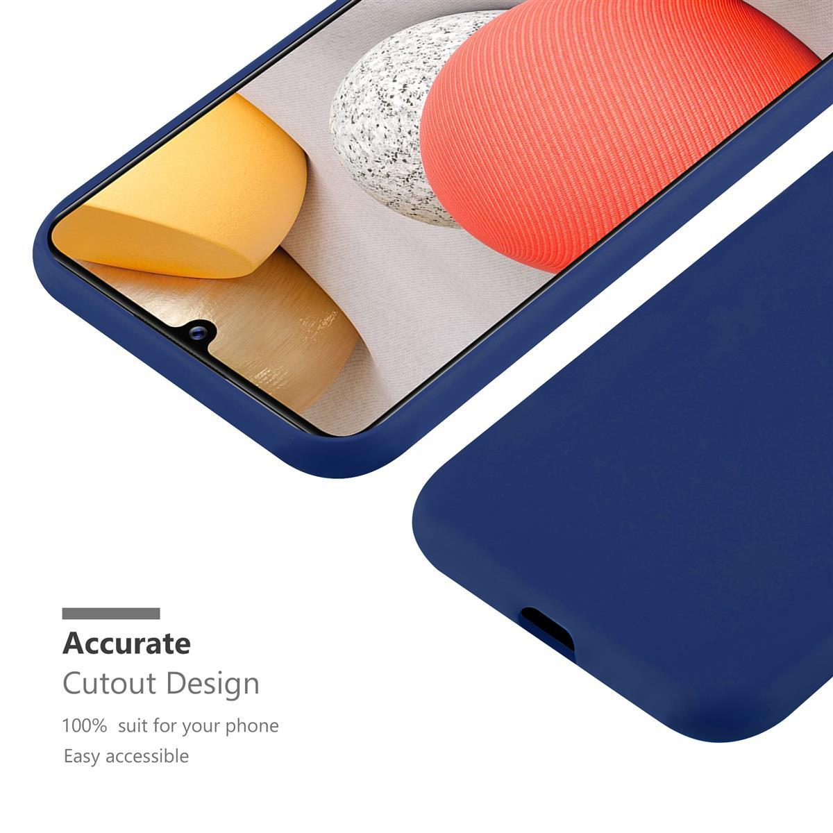 Eine blaue Handyhülle mit einem Aussparungsdesign für den Telefonbildschirm.