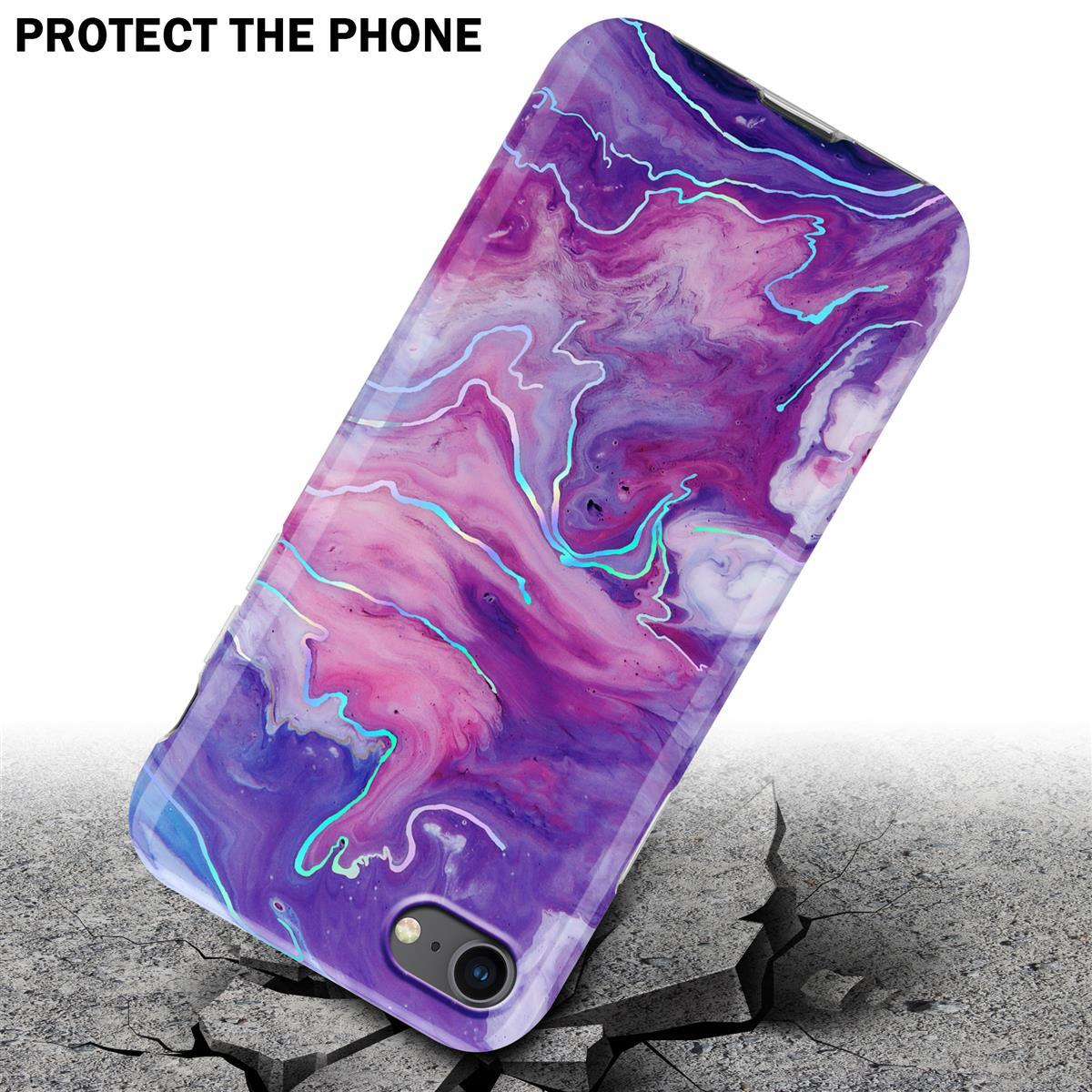 Custodia per telefono con un design marmorizzato colorato. La custodia è su un terreno incrinato.