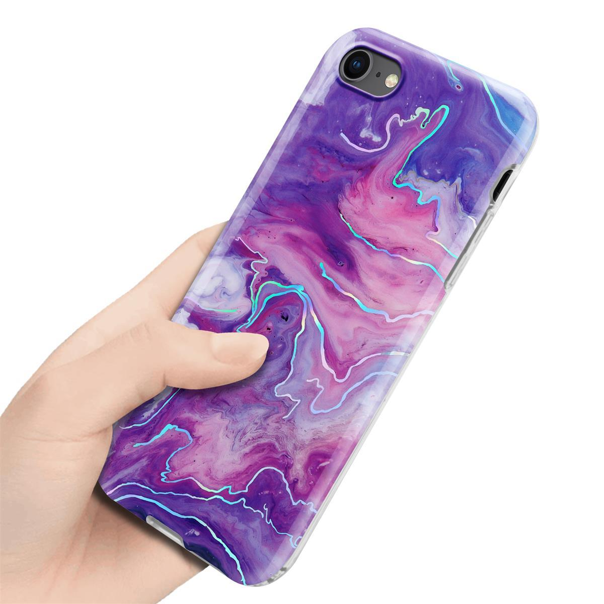 Mano che tiene una custodia per telefono con un design marmorizzato. Colori viola, rosa, blu.