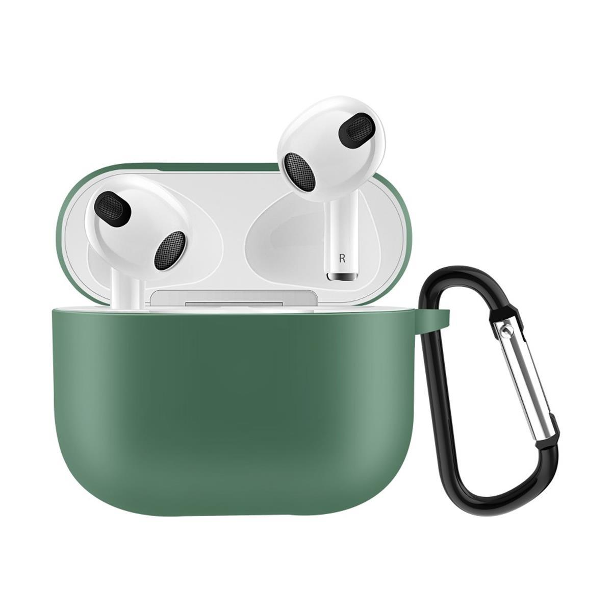 Weiße AirPods in einem grünen Etui mit einem schwarzen Karabiner. Weißer Hintergrund.