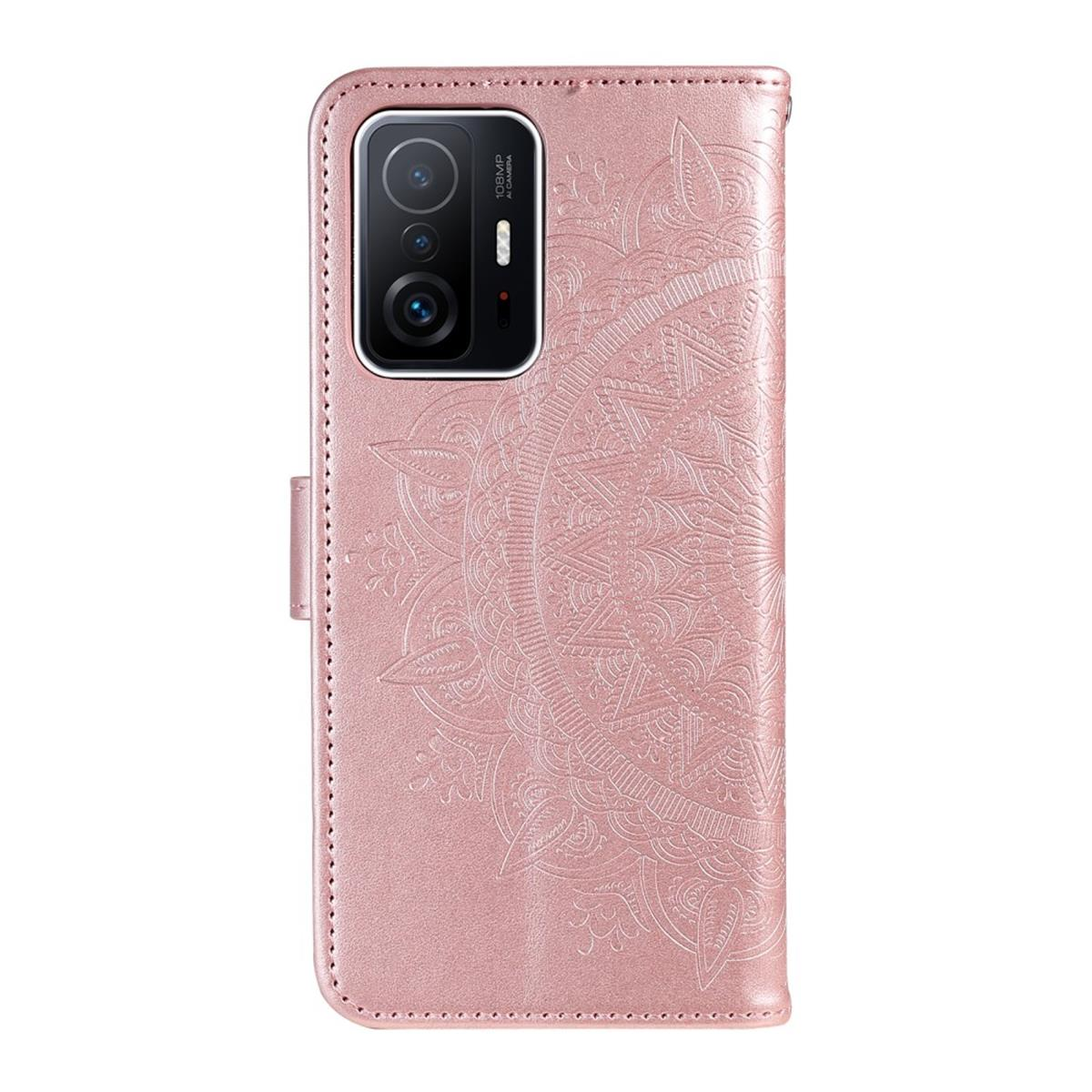 Eine roségoldene Handyhülle wird geöffnet gezeigt. Die Hülle hat ein florales Design, und ein Telefon befindet sich in der Hülle.