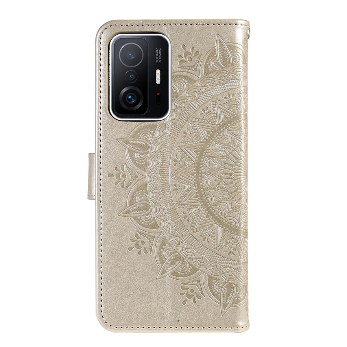Eine Handyhülle mit einem Mandala-Design. Die Abdeckung ist offen. Die Hülle ist beige.
