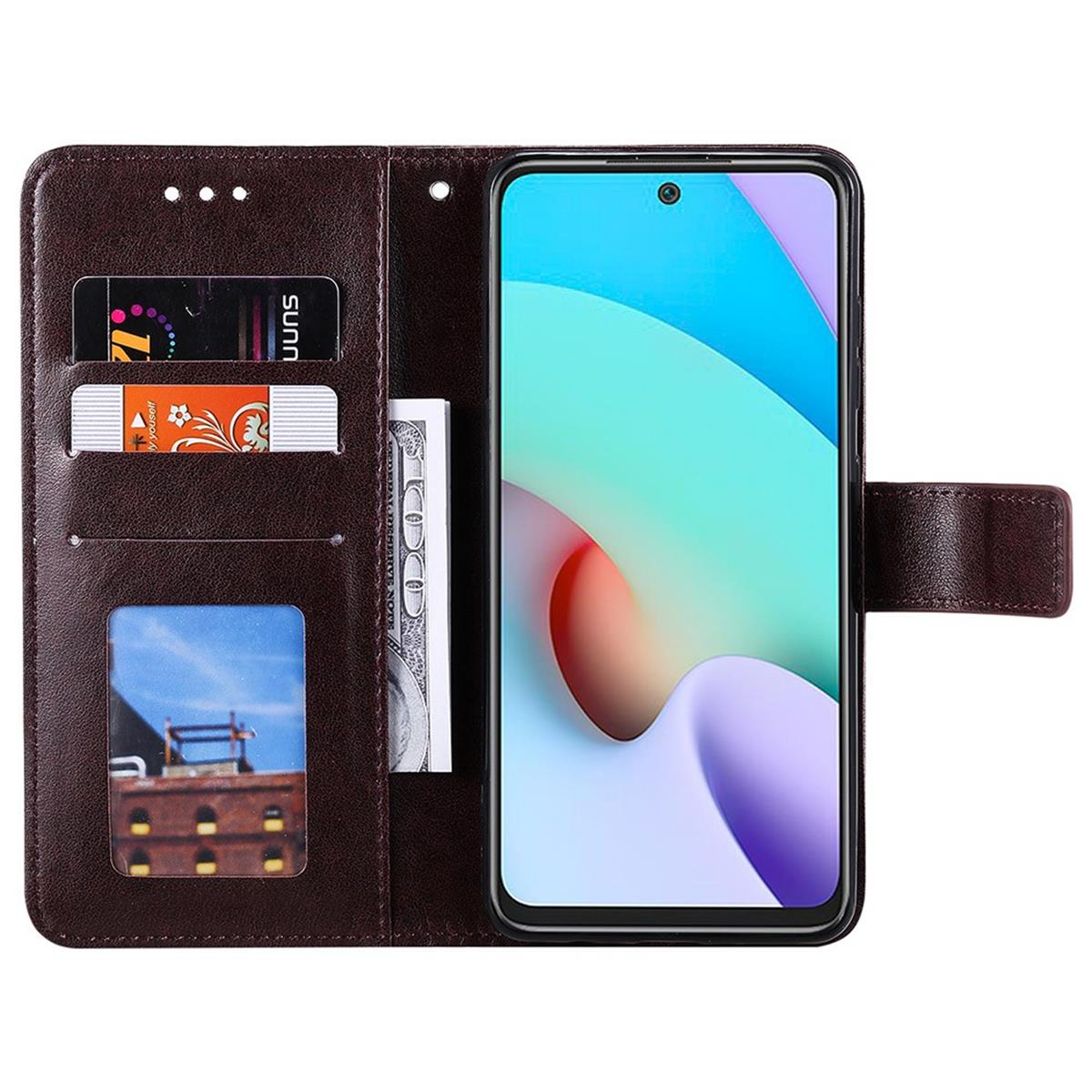Braune Handyhülle mit Karten, Geld und einem Telefon, das eine Benutzeroberfläche anzeigt, auf weißem Grund.