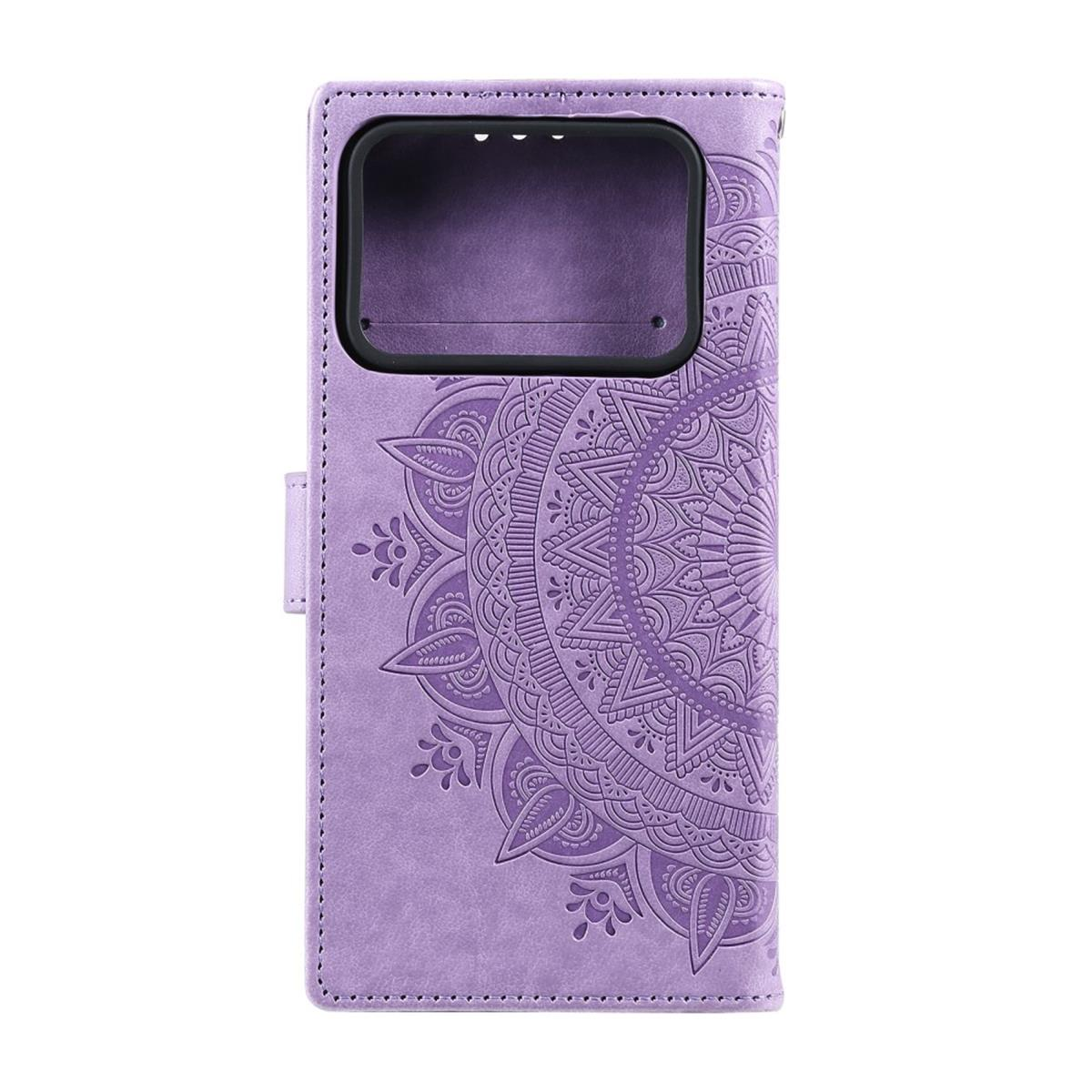Eine lila Leder-Handyhülle mit Mandala-Design, ein Telefon ist darin platziert.