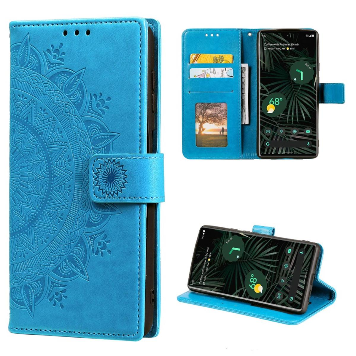 Eine blaue Handyhülle mit Mandala-Design und einem Telefon darin.
