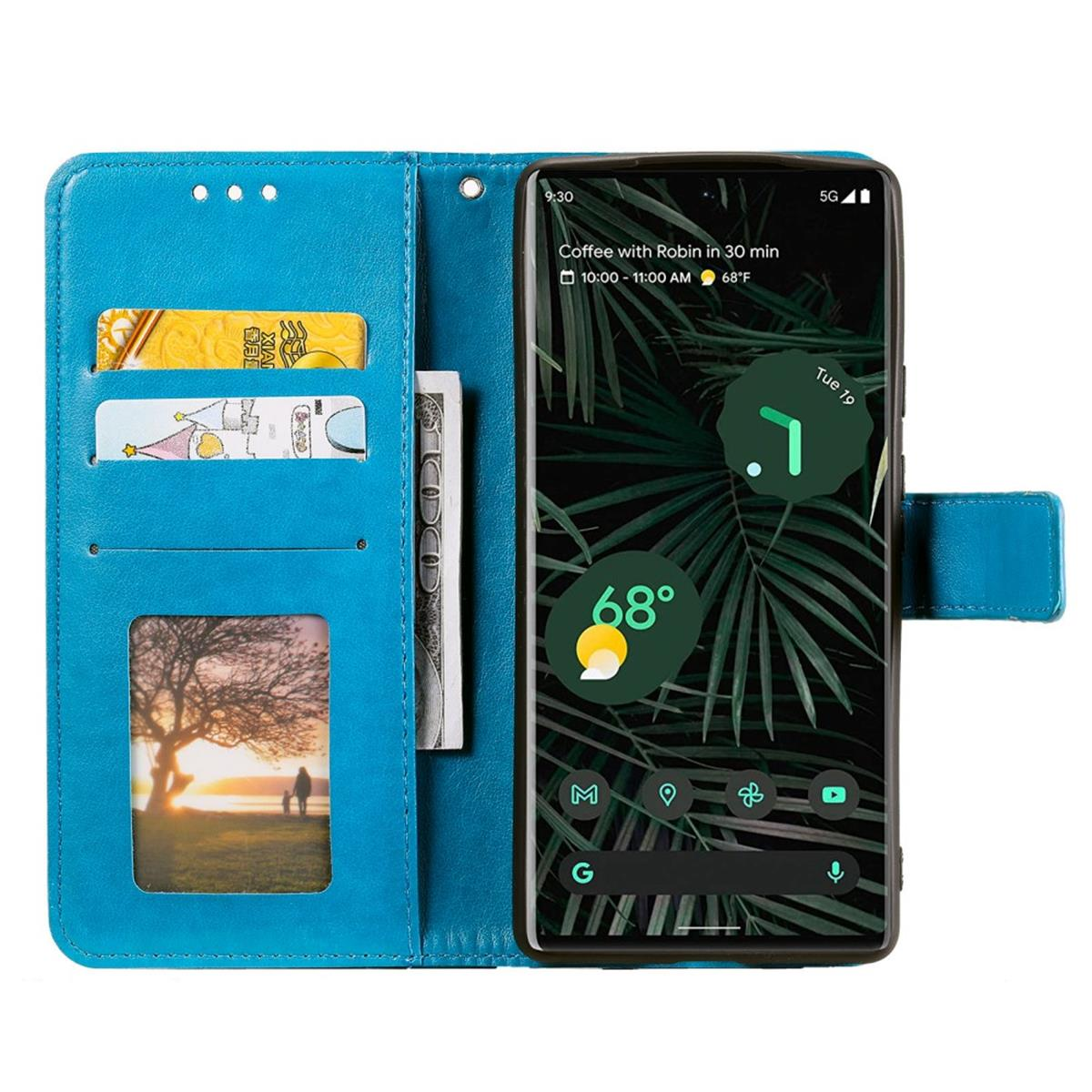 Blaue Handyhülle, geöffnet. Zeigt Telefonbildschirm mit Zeit und Wetter, Karten und Geld.