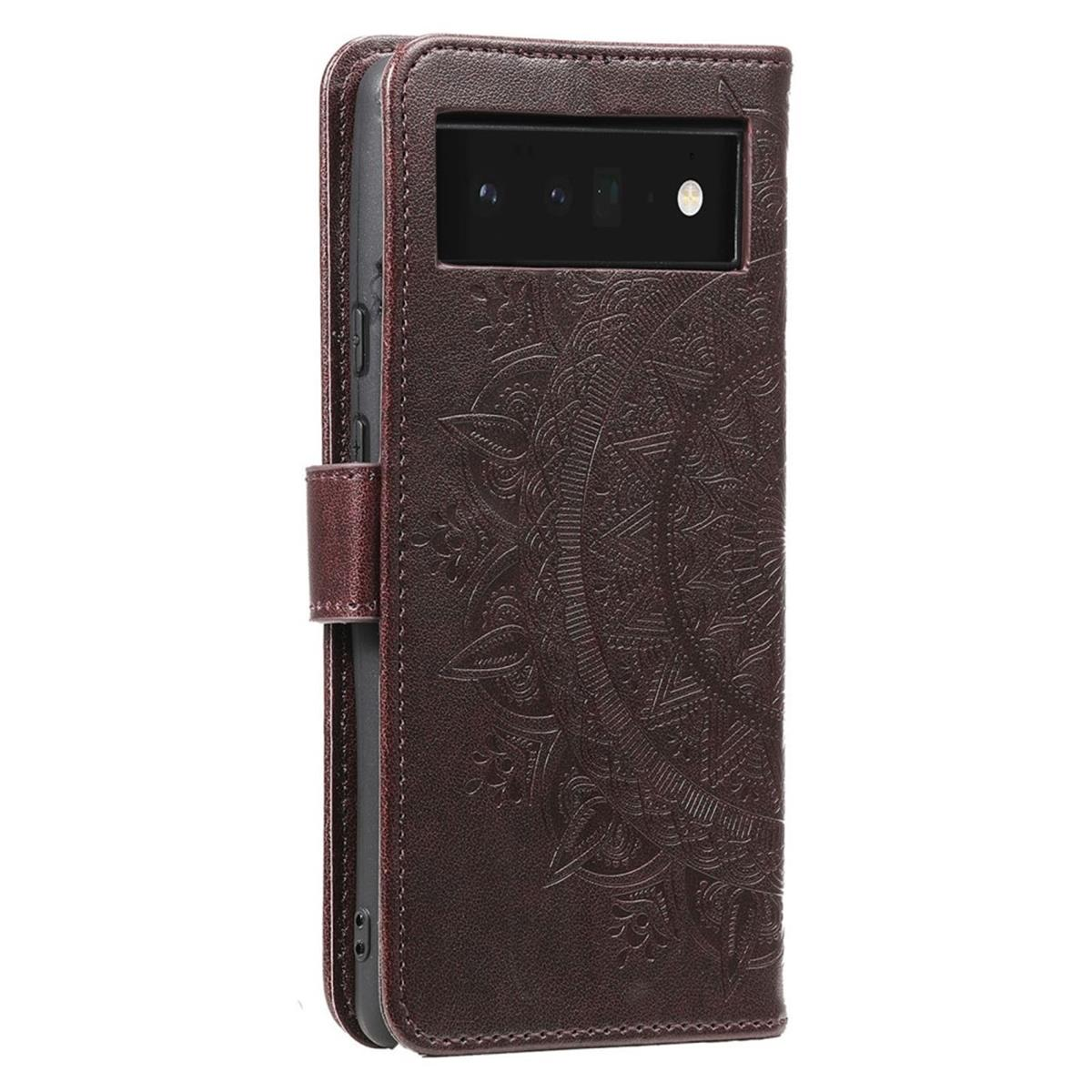 Eine braune Handyhülle mit Mandala-Design. Die Hülle ist geschlossen und zeigt das Telefon.
