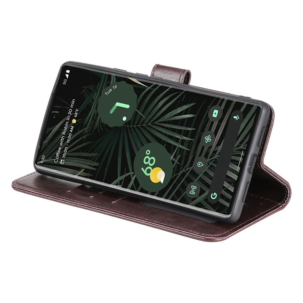 Telefon in einer braunen Lederhülle, offen, zeigt den Bildschirm mit einer Oberfläche.