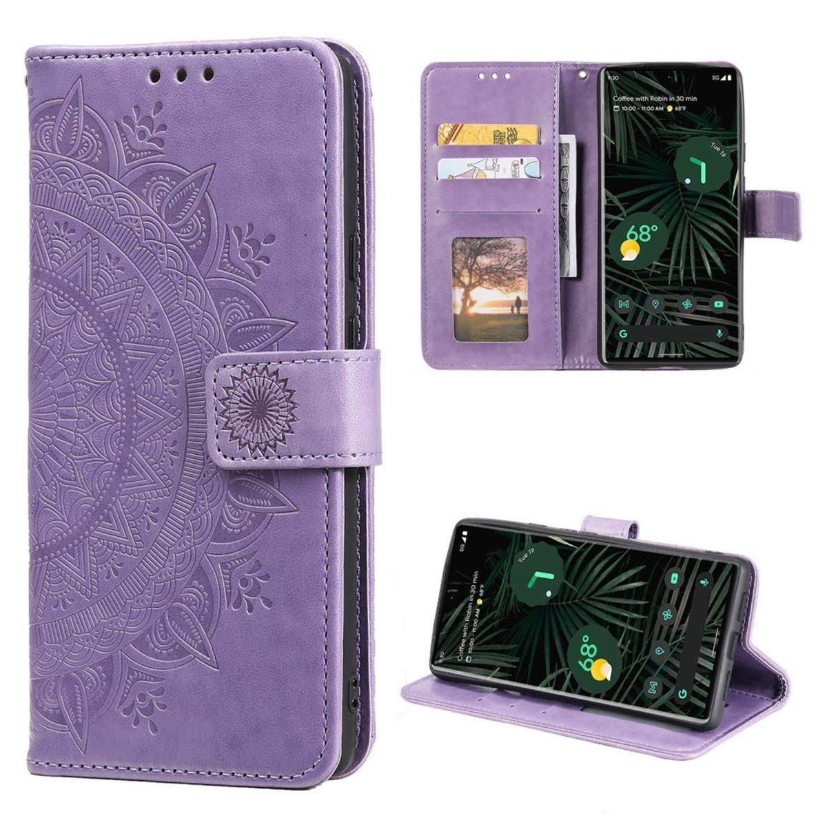 Lila Handyhülle mit Mandala-Design, offen, zeigt Telefon mit Bildschirm und Karten.