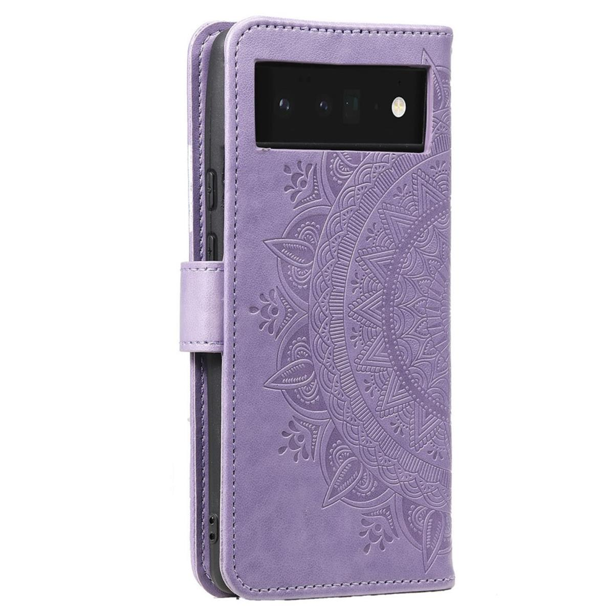 Lila Handyhülle mit Mandala-Design, offen, um das Telefon zu enthüllen.