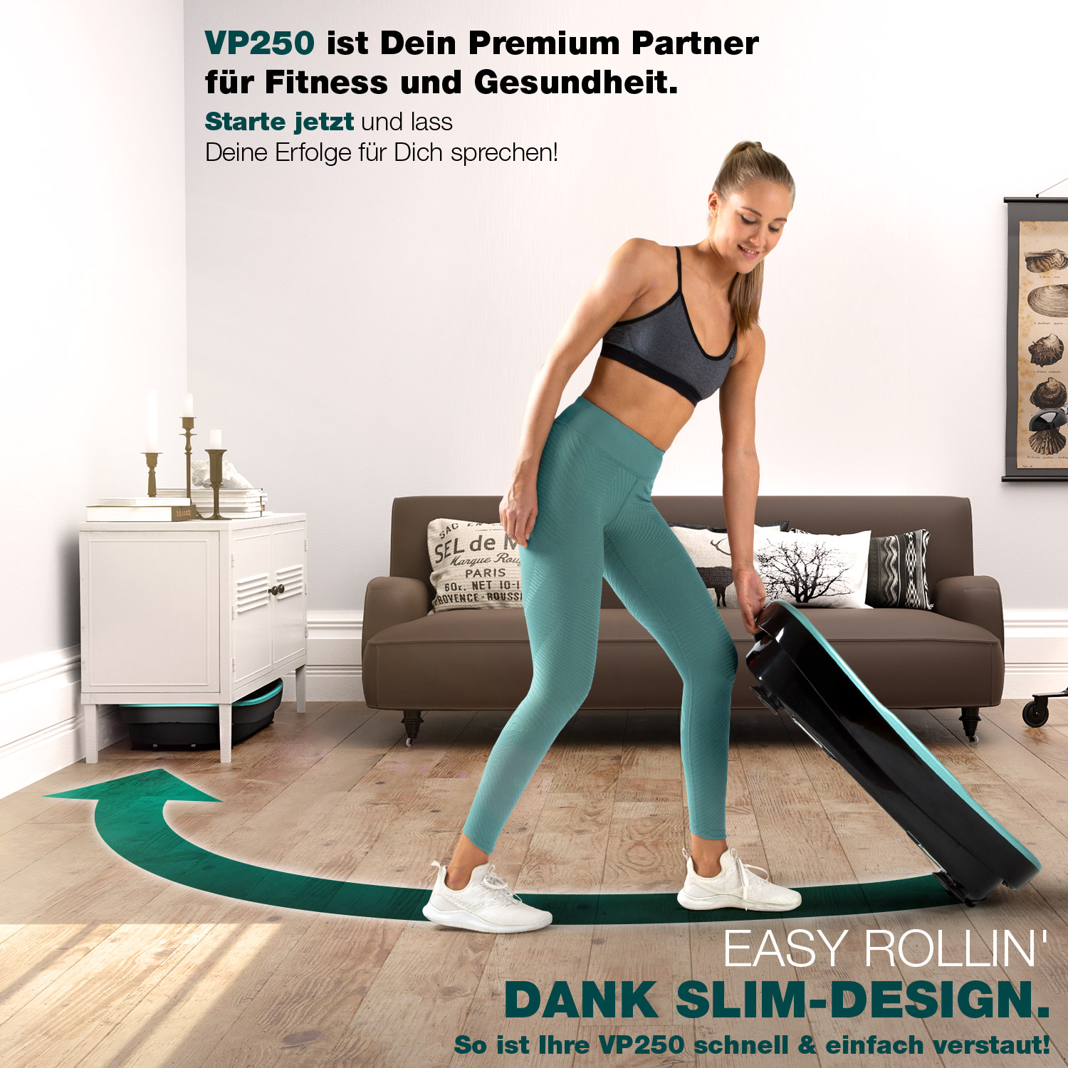 Frau rollt schwarzes Fitnessgerät. Hintergrund: Sofa, Schränke, Wandposter.