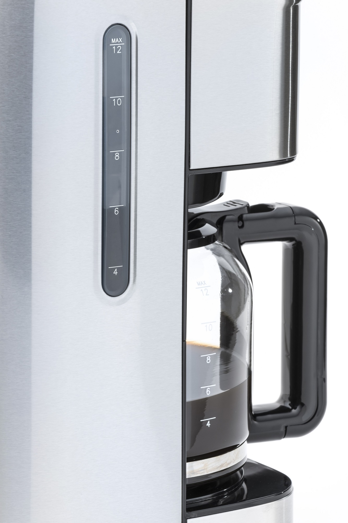 Macchina da caffè, parzialmente aperta. Mostra i segni del livello dell'acqua e la caraffa.