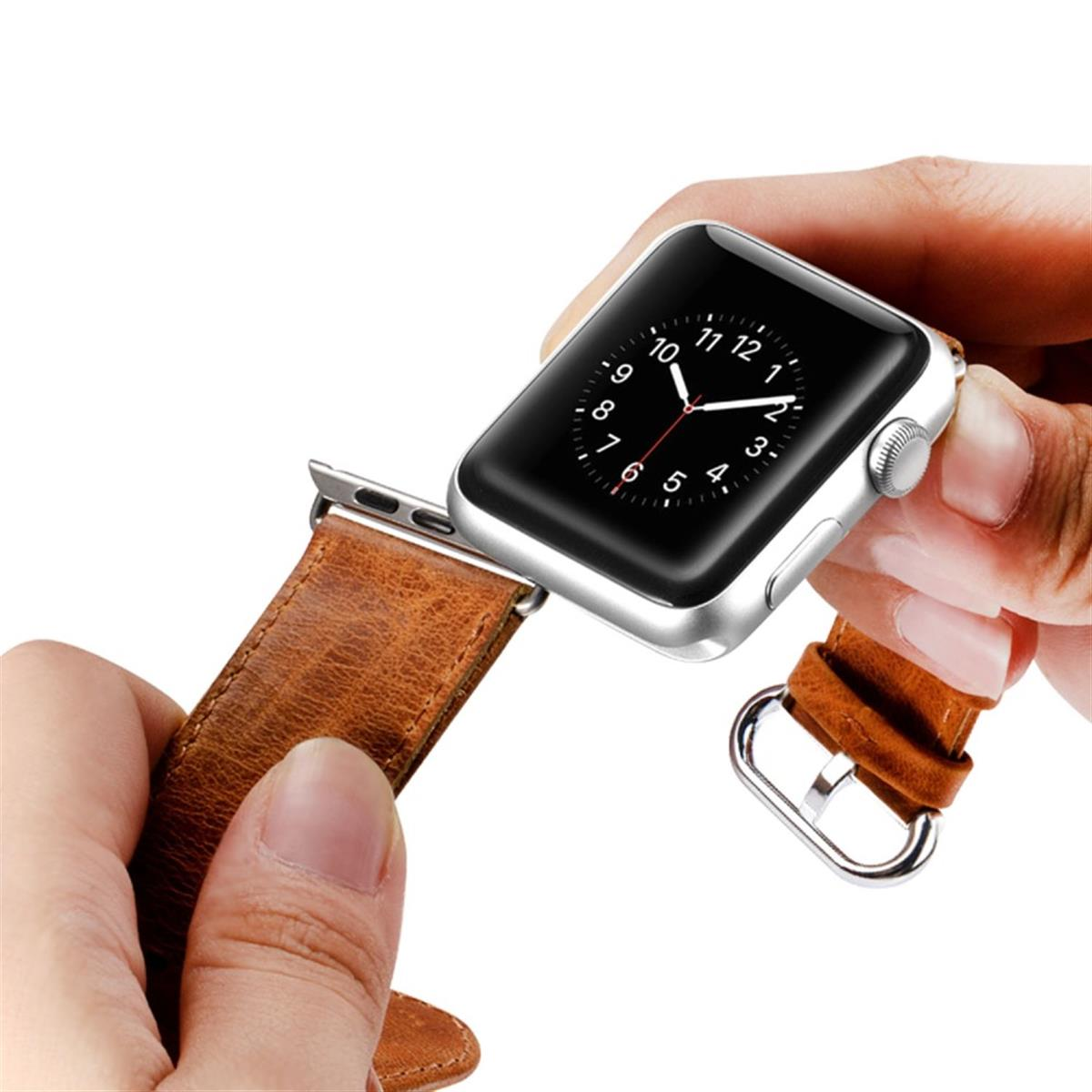 Eine silberne Apple Watch mit braunem Lederarmband, wird angebracht.