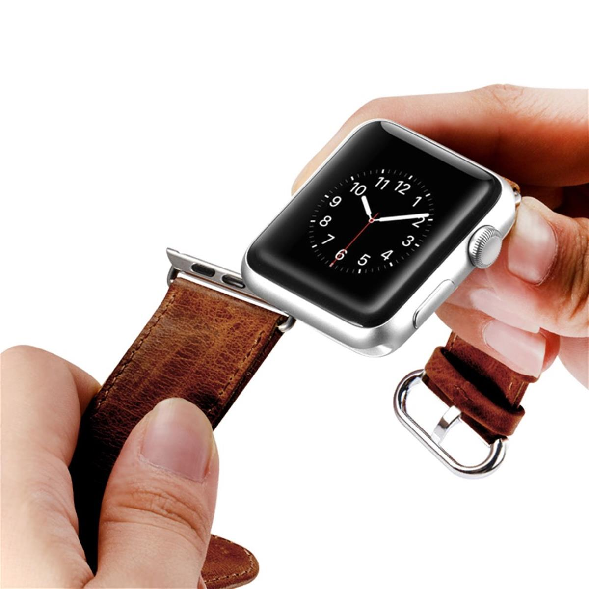 Hand befestigt braunes Lederarmband an silberner Apple Watch.