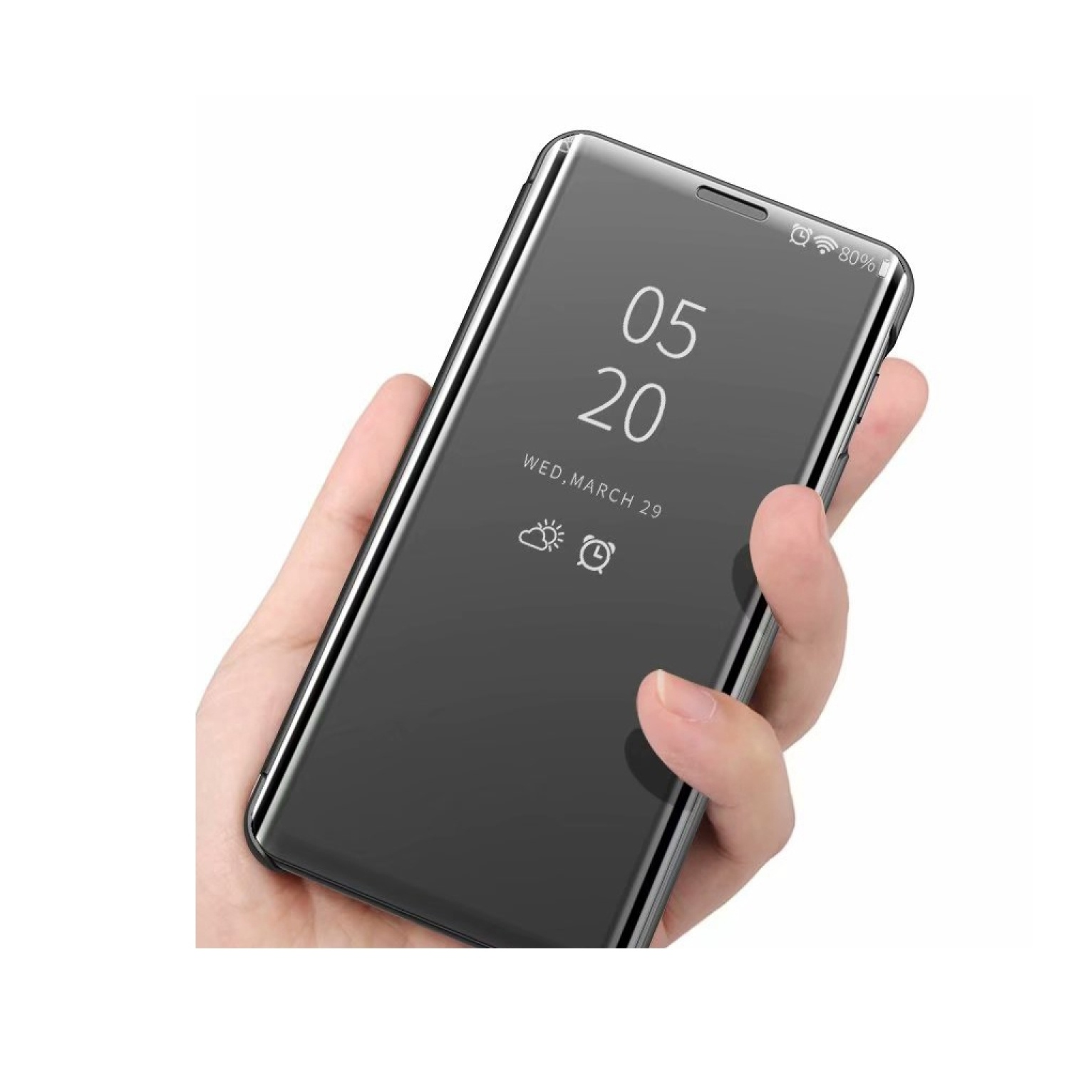 Telefon in der Hand, Zeit und Datum zeigend. Schwarze Hülle, weißer Hintergrund.