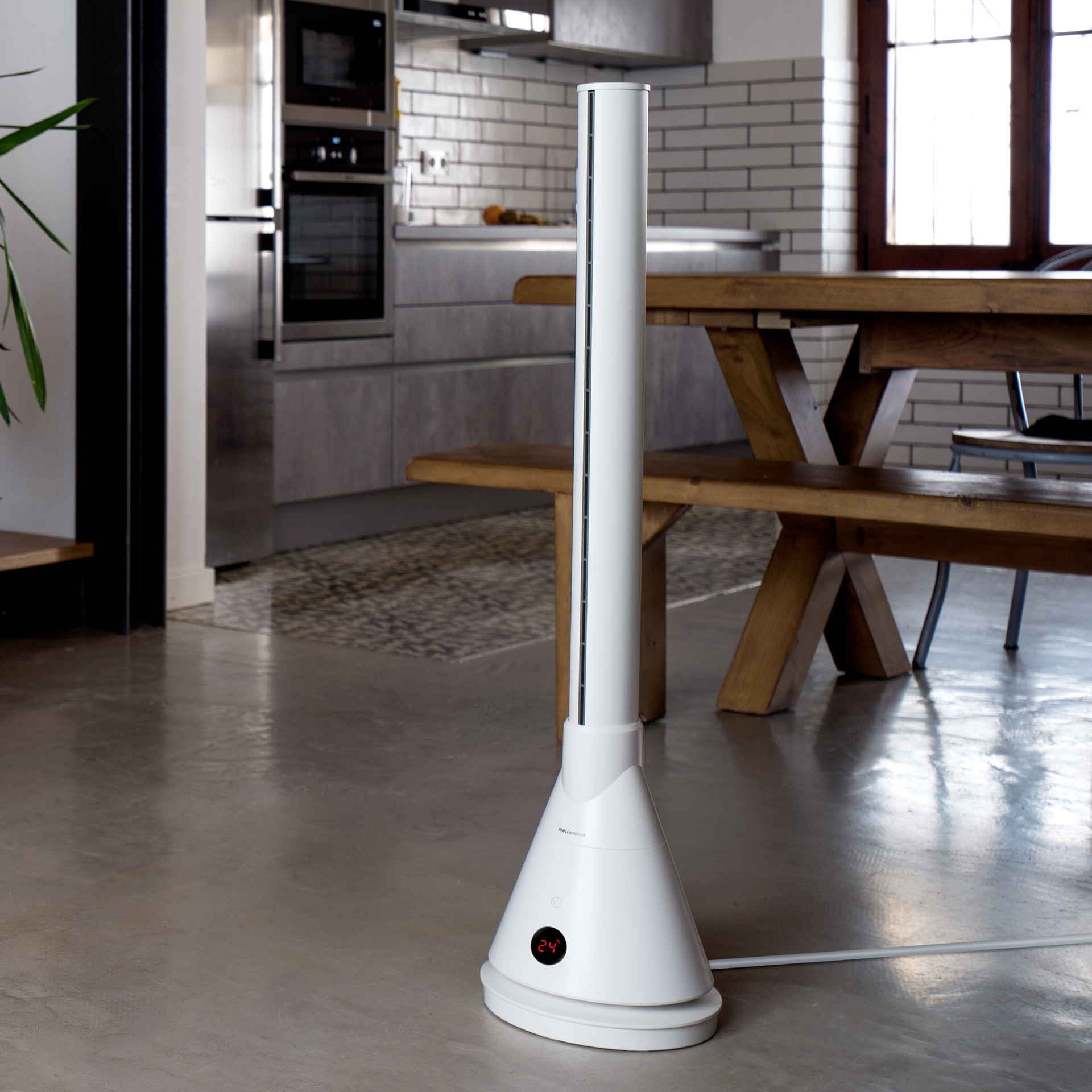 Ventilador de torre blanco en un suelo de hormigón pulido. El ventilador tiene una pantalla digital.