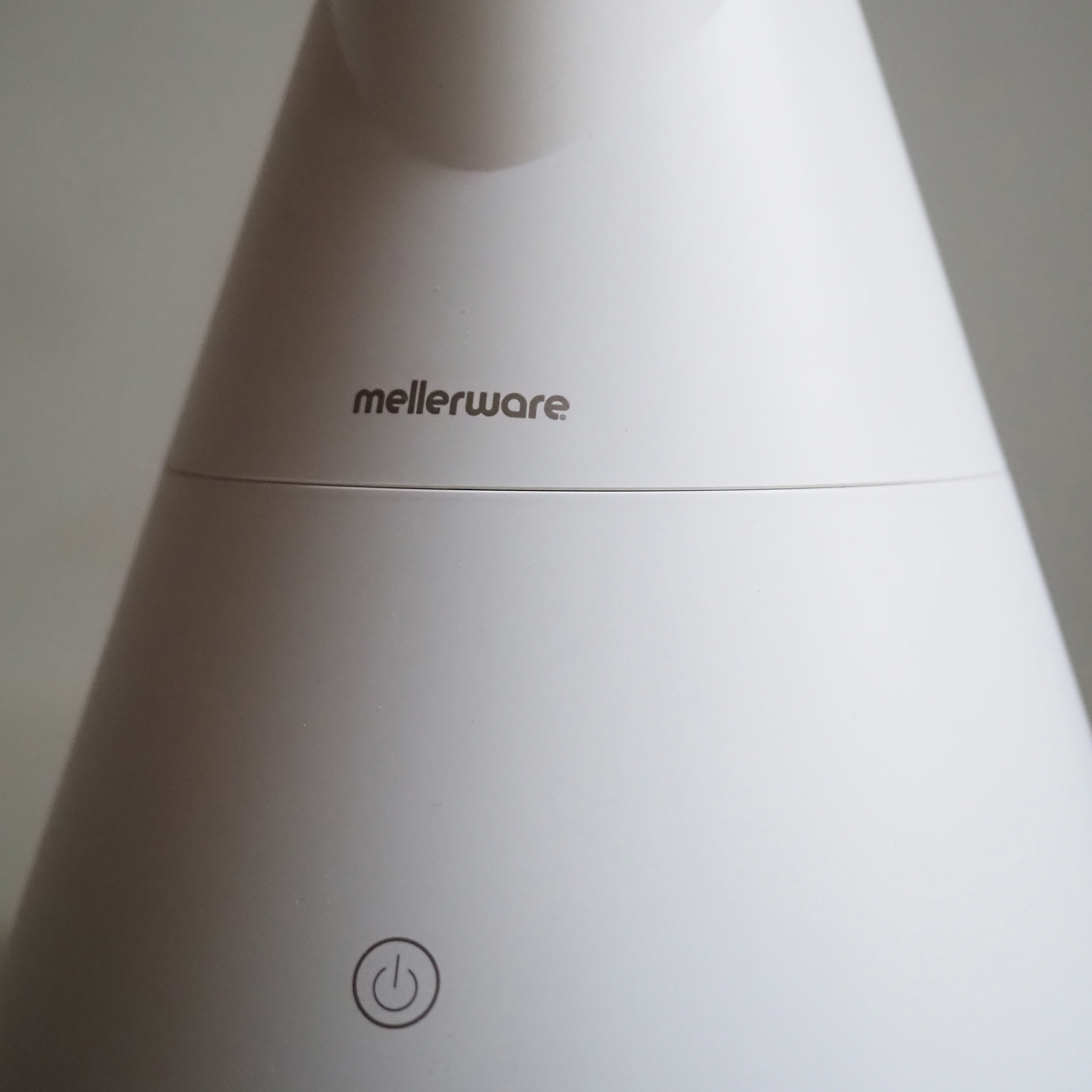 Primer plano de una tetera eléctrica blanca. Se ve el logotipo de mellerware. Hay un botón de encendido.