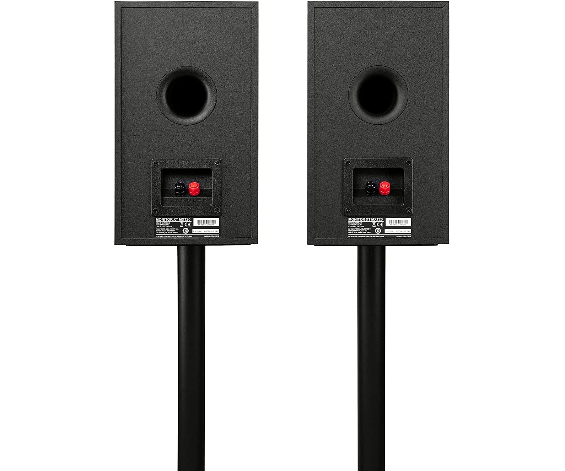 Dos altavoces negros sobre soportes, vistos desde atrás. Los conectores rojos y negros son visibles.