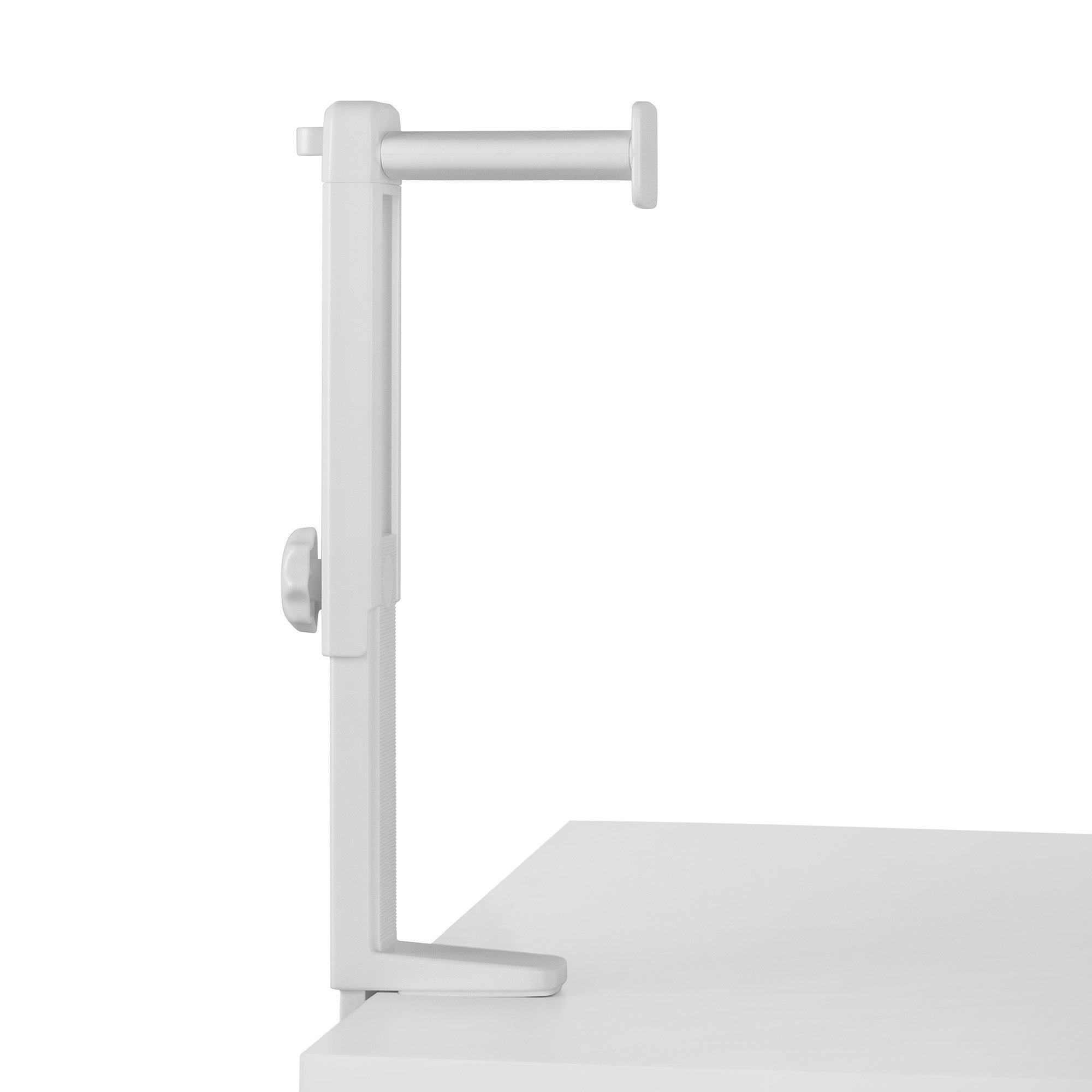 Soporte de escritorio ajustable blanco con abrazadera y brazo de soporte.