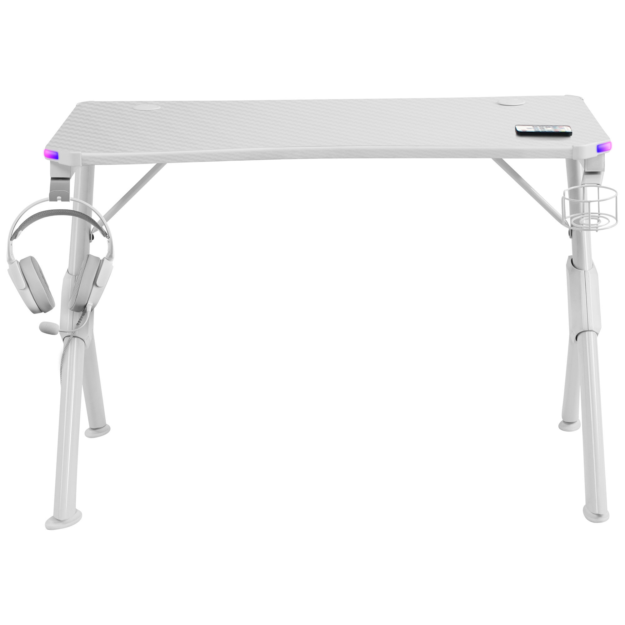 Escritorio gaming blanco con auriculares, portavasos, mando y superficie texturizada sobre fondo blanco.