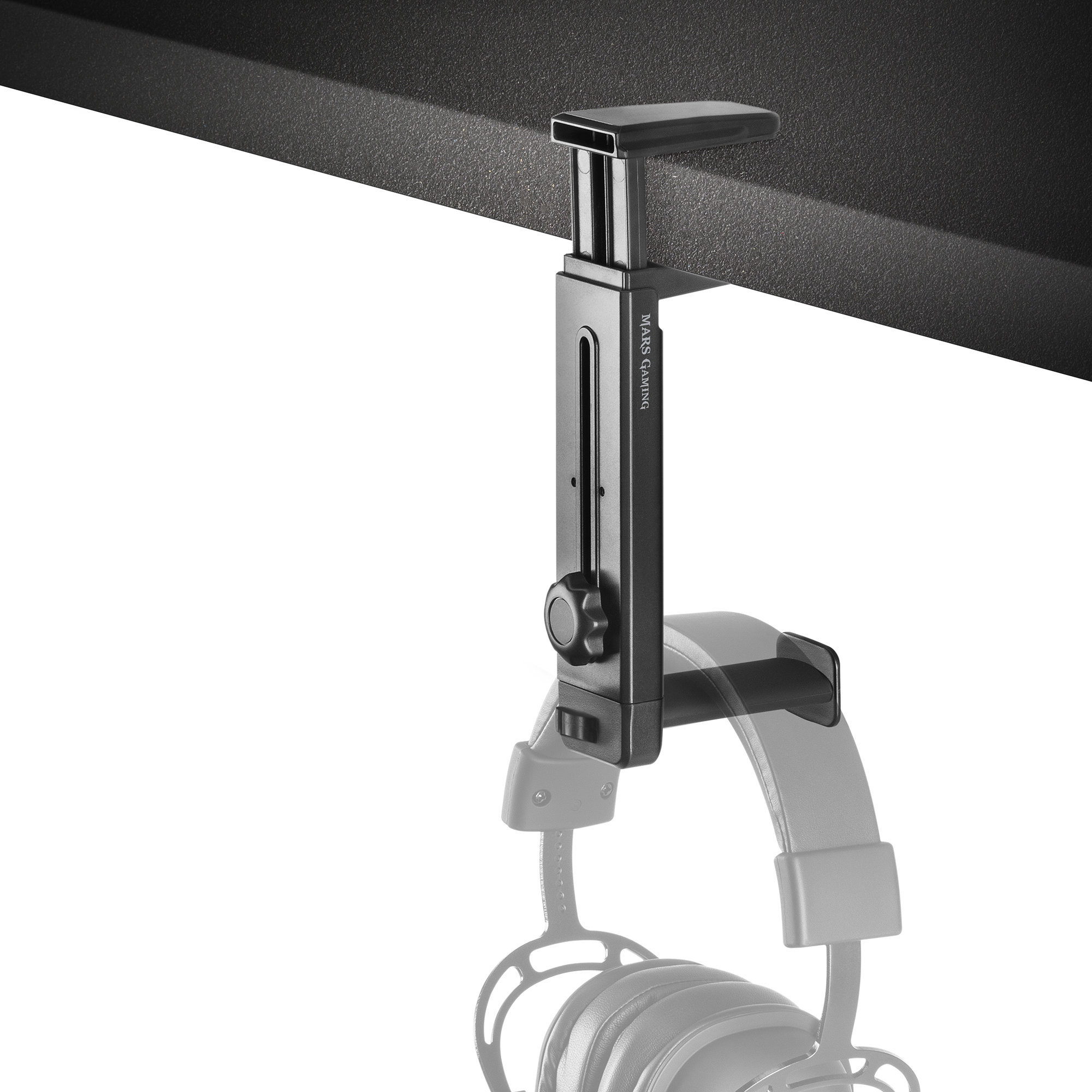 Soporte para auriculares fijado a una superficie. La marca es MAINS GAMING. Auriculares en el fondo.