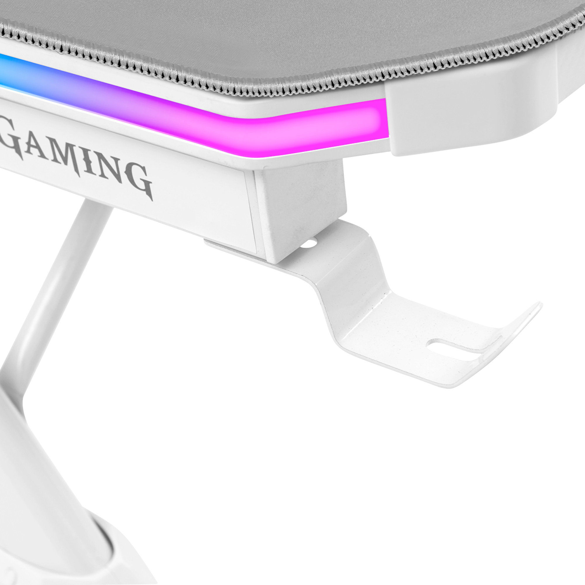 Detalle de escritorio gaming blanco con iluminación RGB y soporte para auriculares blanco.
