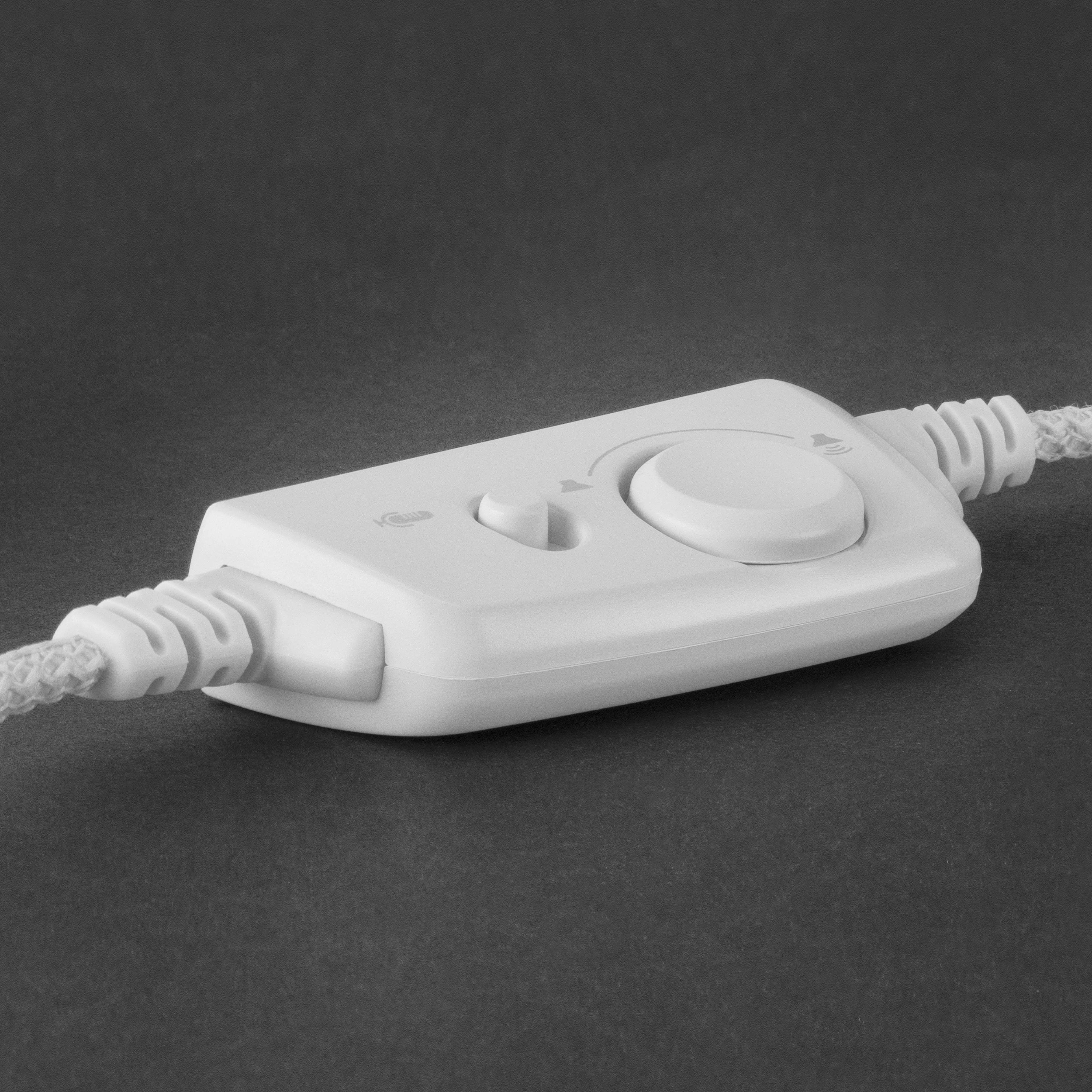 Zbliżenie białego panelu sterowania z pokrętłem i przyciskiem, połączonego z białym przewodem.