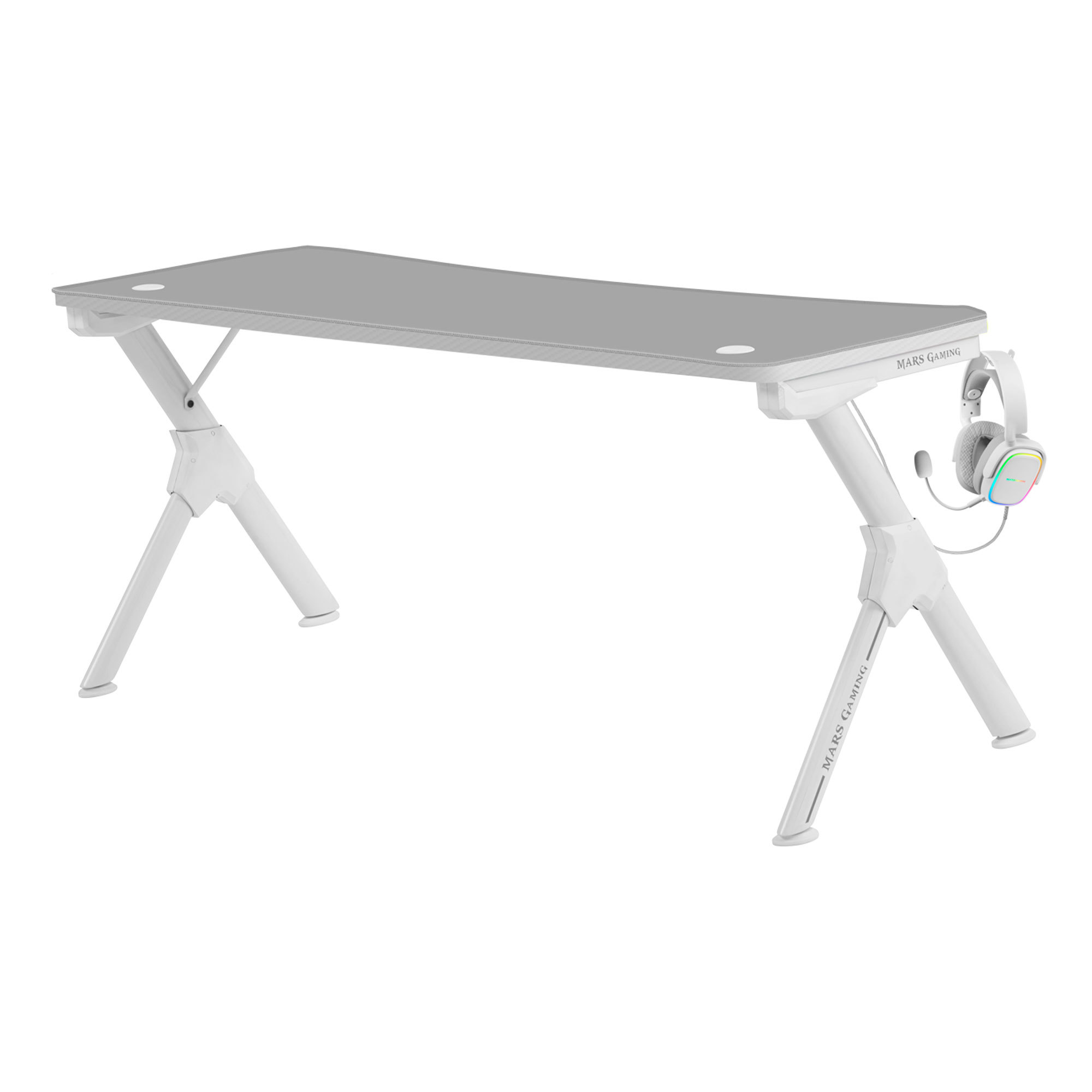 Escritorio de juego blanco con auriculares y soporte para micrófono. Fondo blanco.