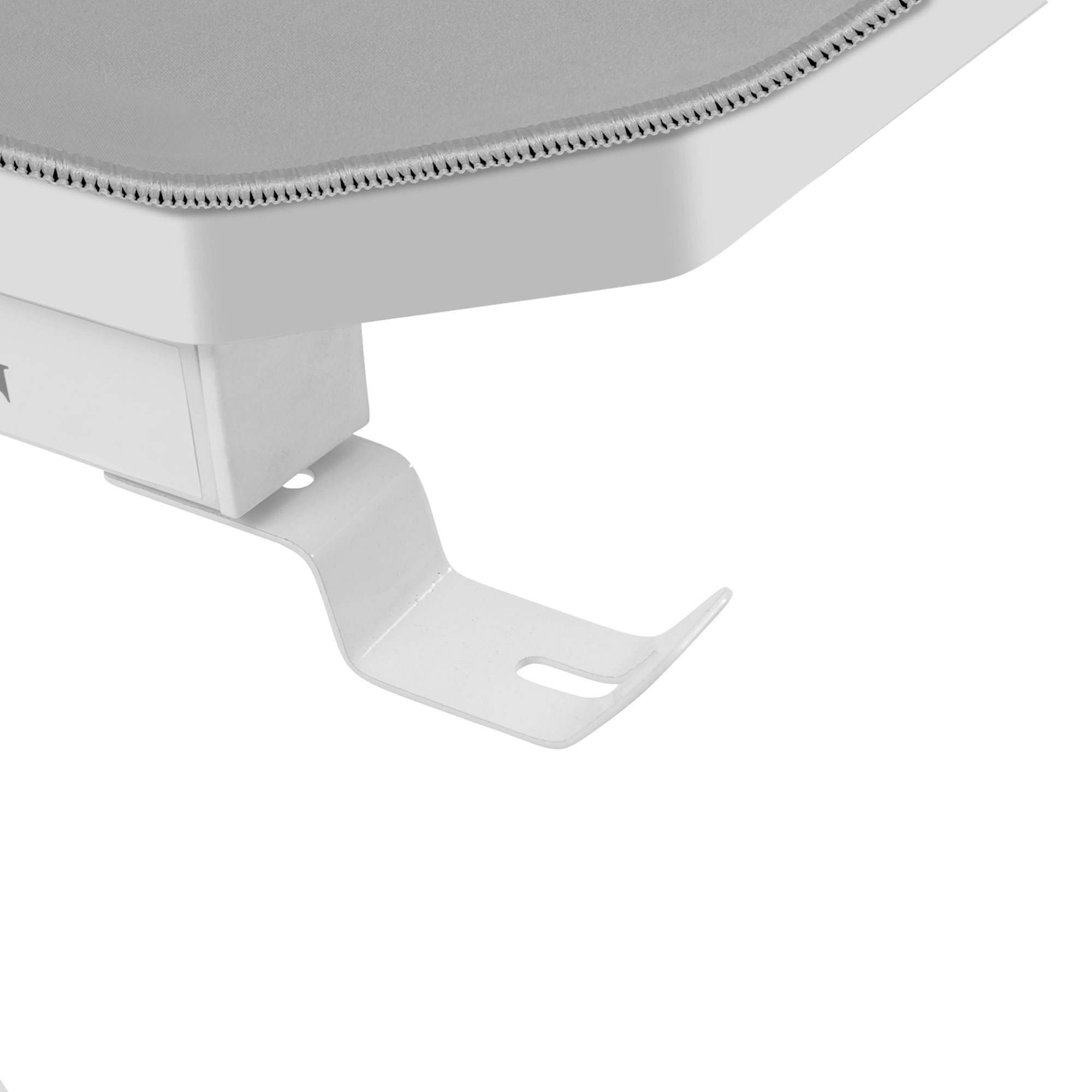 Primer plano de una pata de escritorio blanca con un soporte metálico.