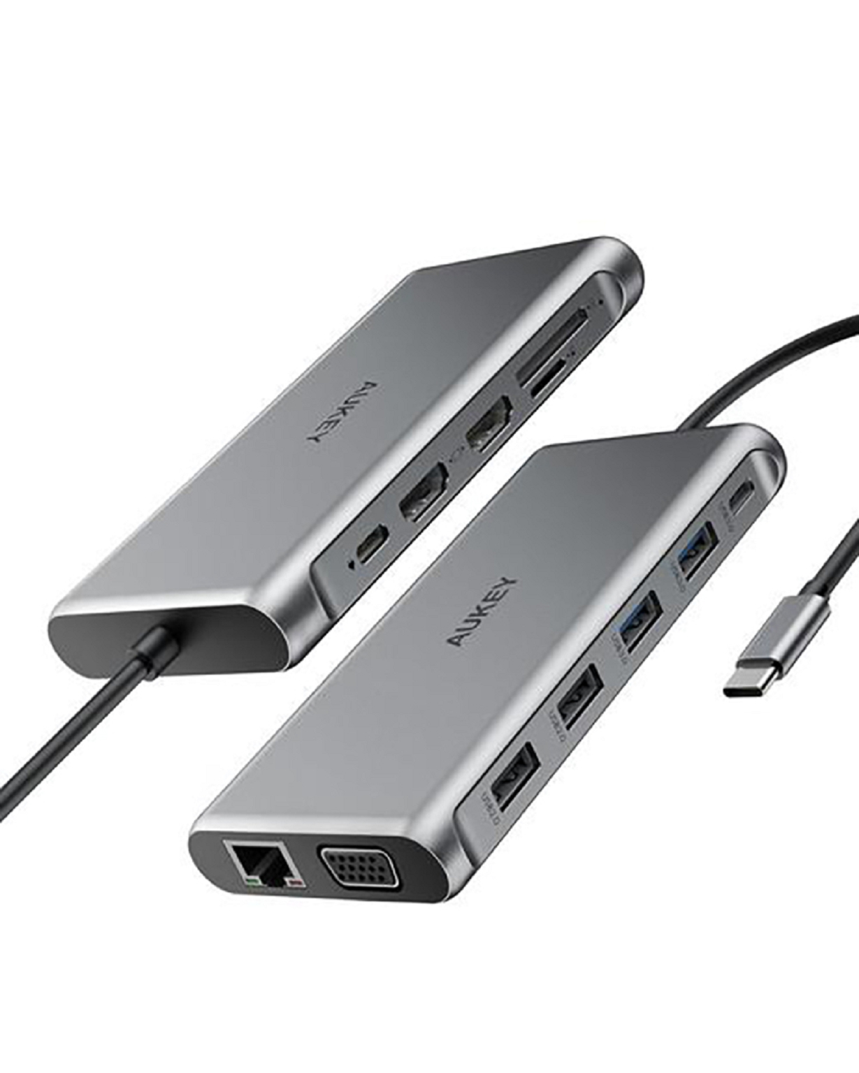 Zwei silberne AUKEY USB-Hubs. Der rechte zeigt die Anschlüsse. Ein USB-C-Kabel und weißer Hintergrund.