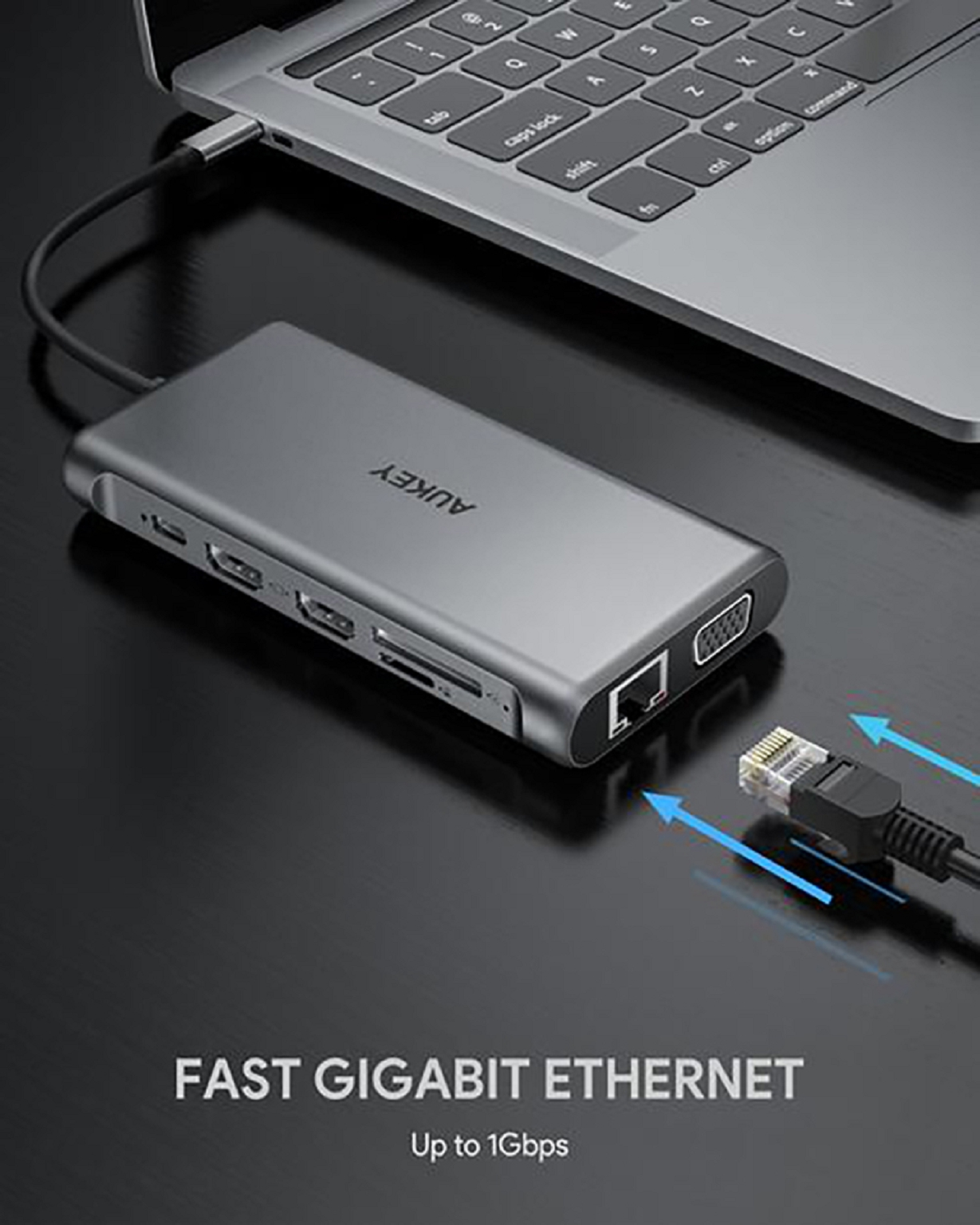 Ein grauer AUKEY-Hub, der mit einem Laptop und einem Netzwerkkabel mit blauen Pfeilen verbunden ist.
