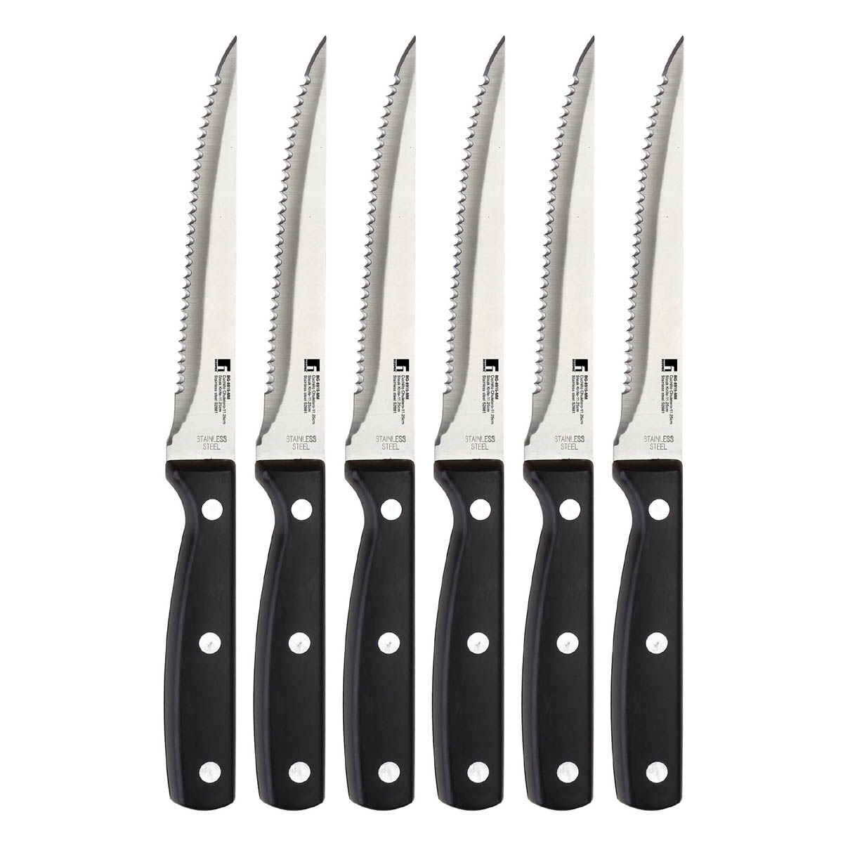 Sześć noży do steków z czarnymi uchwytami. Ostrza są ze stali nierdzewnej, ząbkowane. Noże leżą na białym tle.