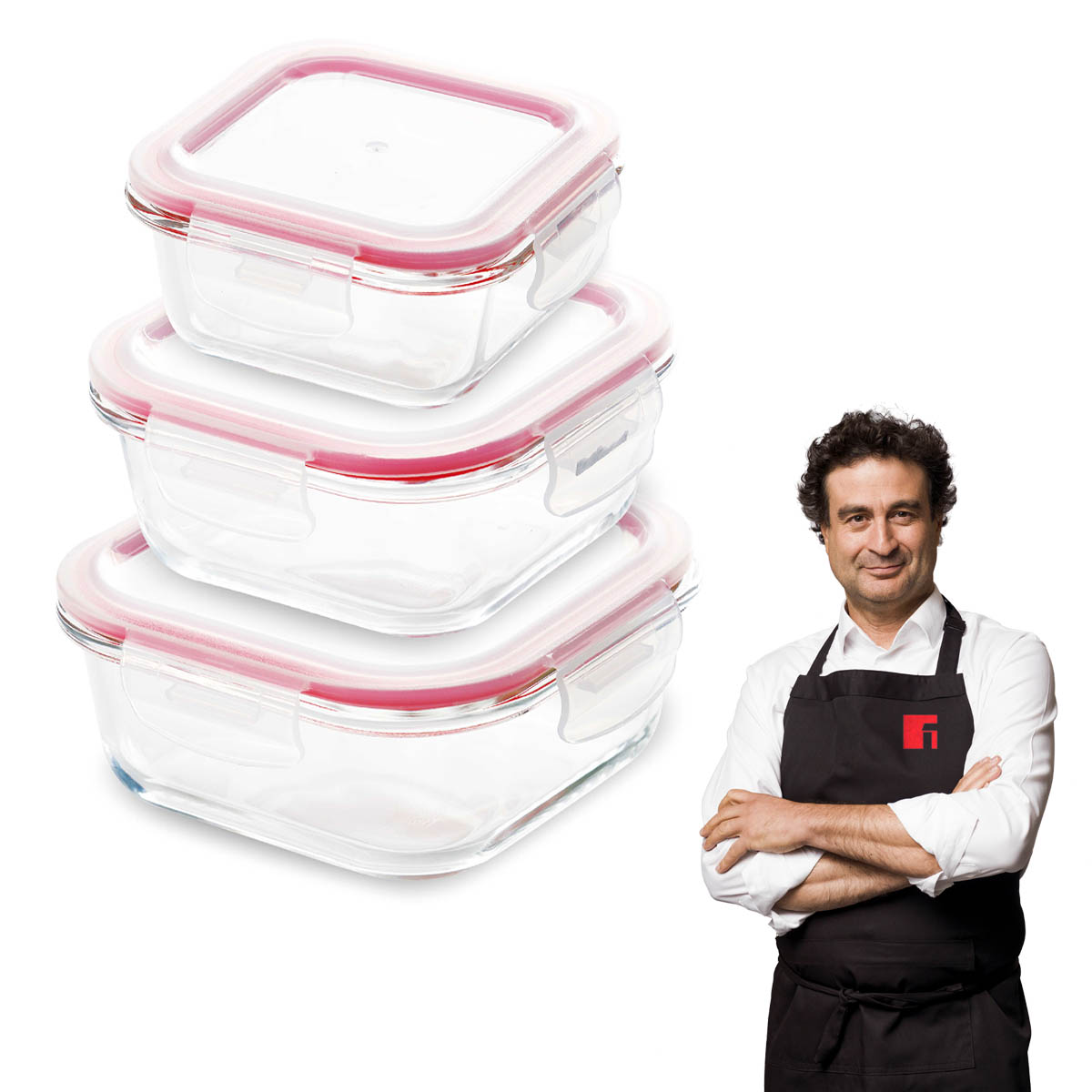 Tres recipientes de vidrio para alimentos con tapas rojas, apilados, y un hombre con delantal negro.