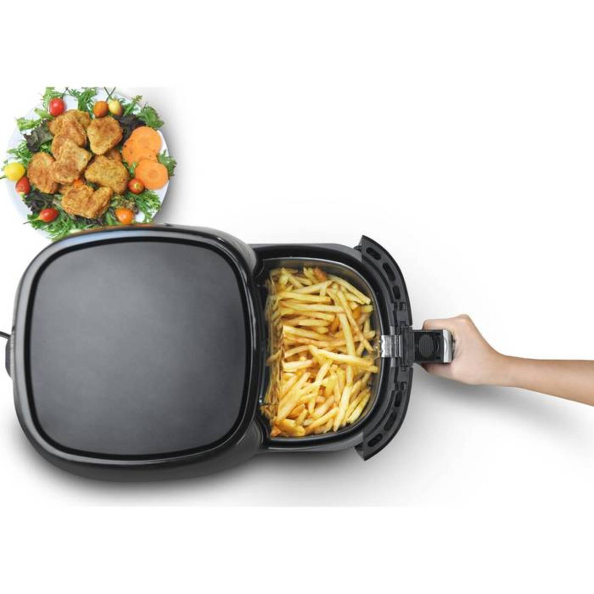 Friggitrice ad aria con patatine fritte, contorno e mano che tiene il cestello. Sfondo bianco.