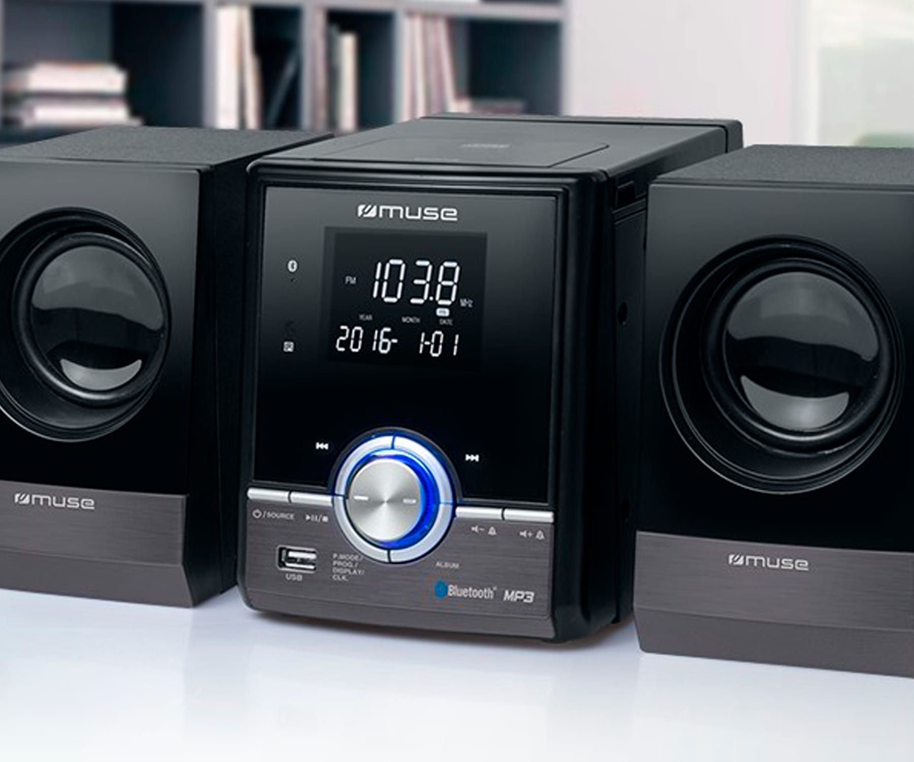 Un sistema estéreo negro con dos altavoces y una unidad central. La marca es 'muse'. La pantalla digital está encendida.