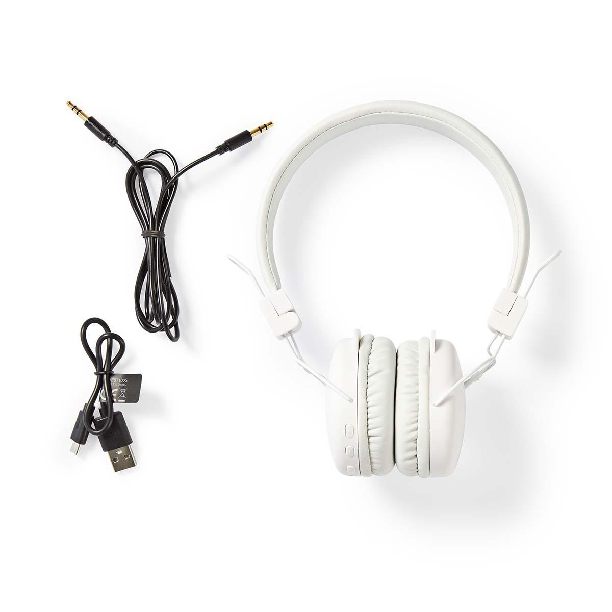 Weiße Kopfhörer und Zubehör. Kabel und ein Ladekabel.
