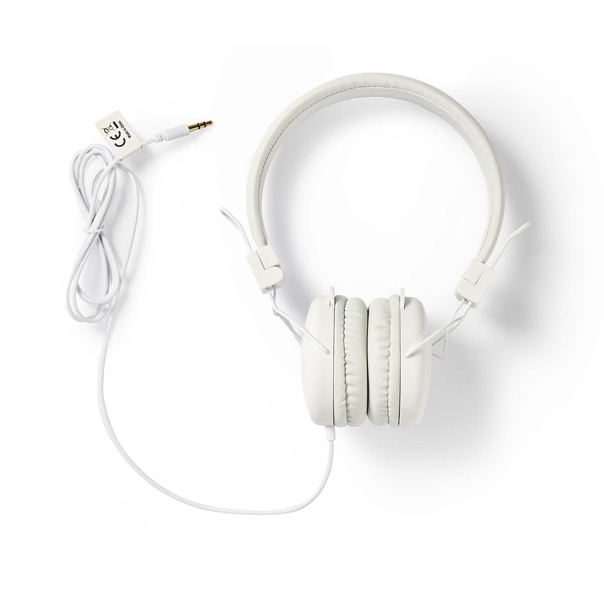 Weiße Kopfhörer mit weißem Kabel und 3,5-mm-Klinke auf weißem Untergrund.