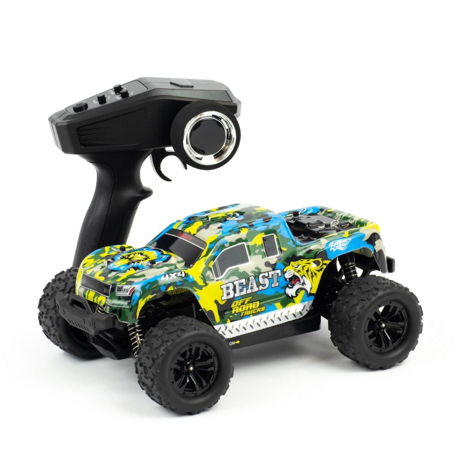 Ein ferngesteuerter Spielzeug-Truck mit Tarnmuster und Controller auf Weiß. Der Truck sagt Beast.