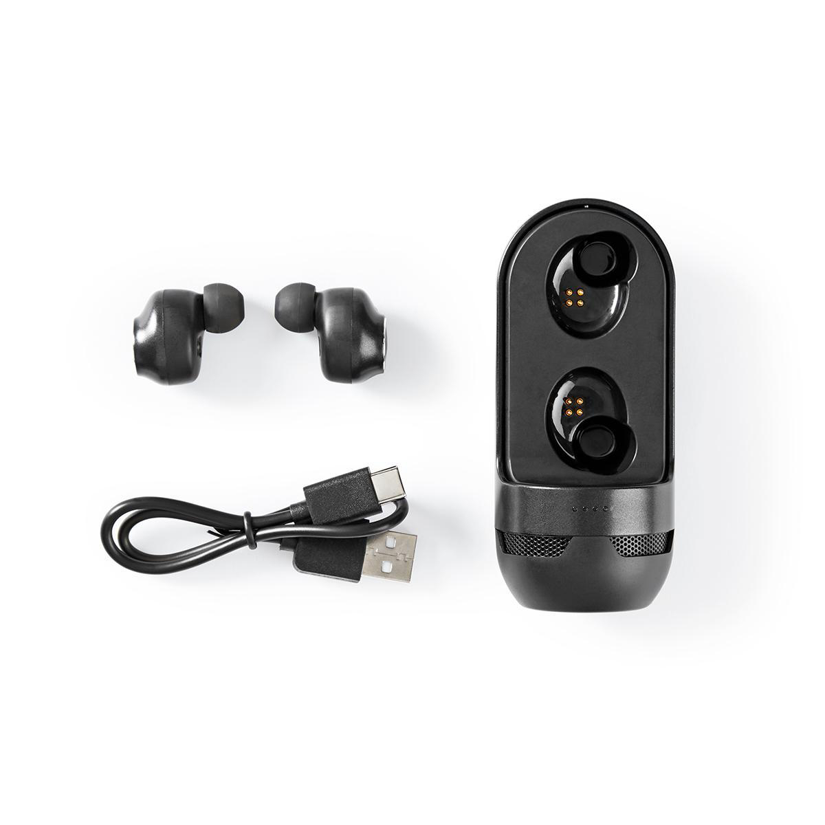 Auricolari neri, custodia di ricarica e cavo USB su sfondo bianco.