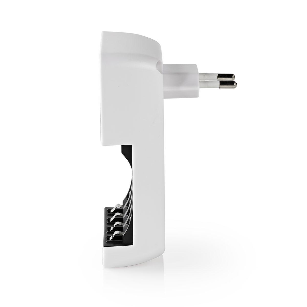 Weißes Batterieladegerät für kleine Elektronik mit EU-Stecker, schräge Ansicht, auf weißer Oberfläche.