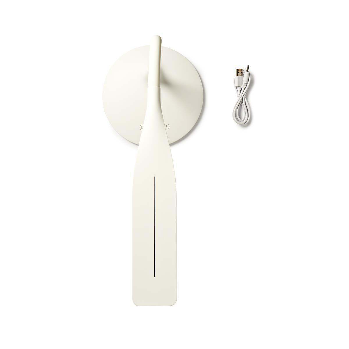 Lampada da scrivania a LED bianca con base rotonda e una lunga e sottile striscia luminosa e un cavo USB.