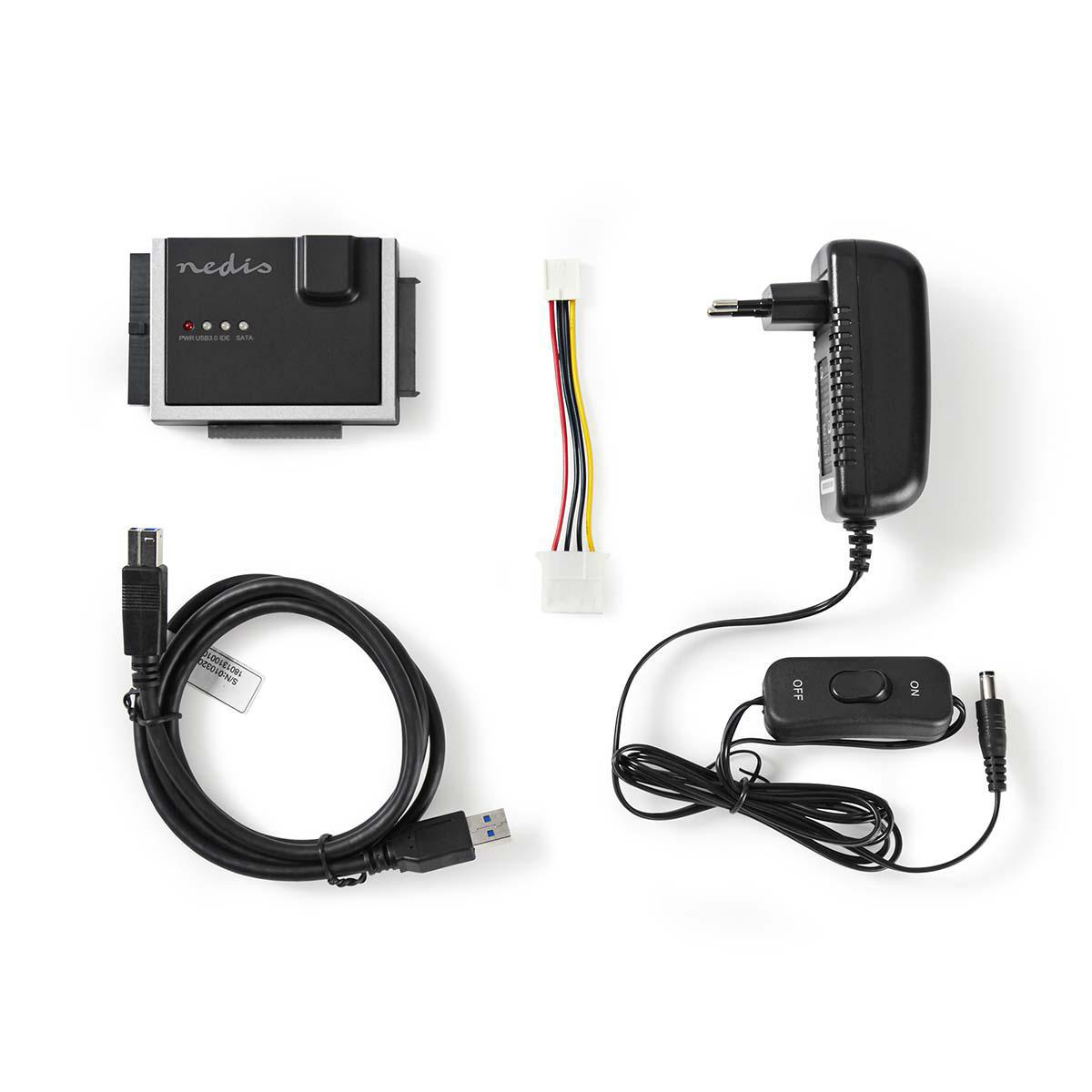 Vari componenti elettronici. Sono mostrati un adattatore, un alimentatore e un cavo.
