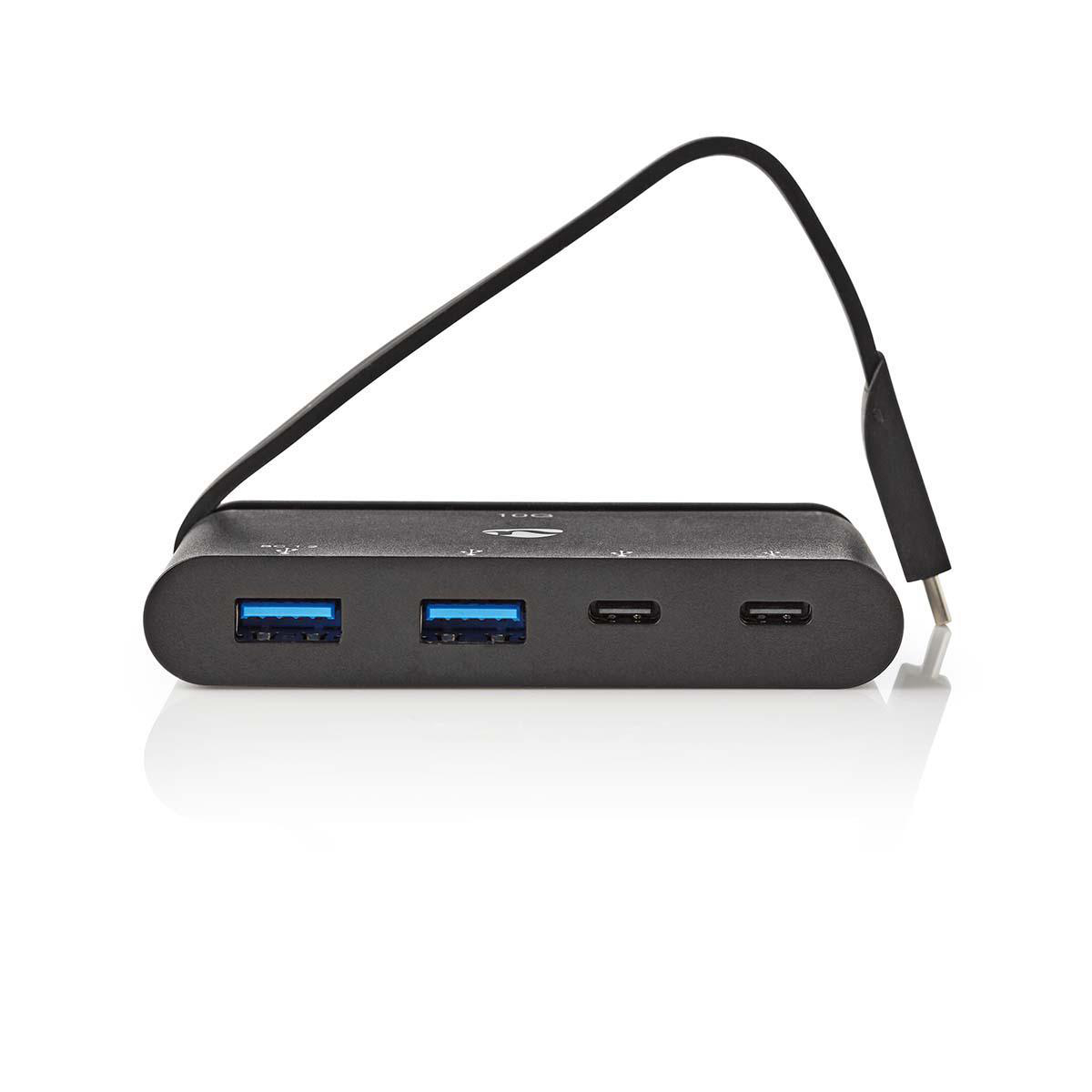 Schwarzer USB-Hub mit zwei USB-Anschlüssen, zwei USB-C-Anschlüssen und einem Kabel, auf weißem Hintergrund.