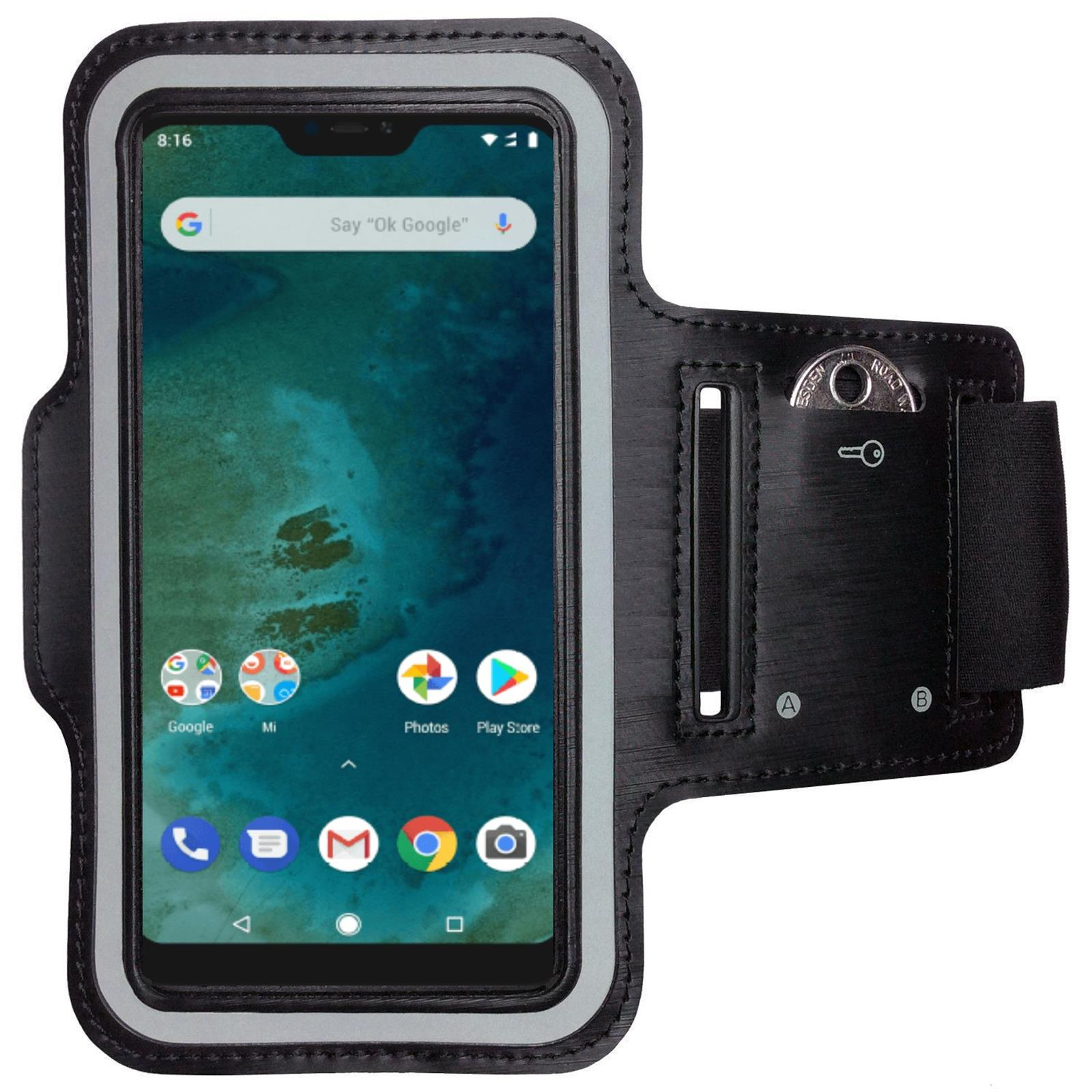 Schwarzes Telefon in schwarzer Armbinde mit sichtbaren Apps. Der Hintergrund ist weiß.