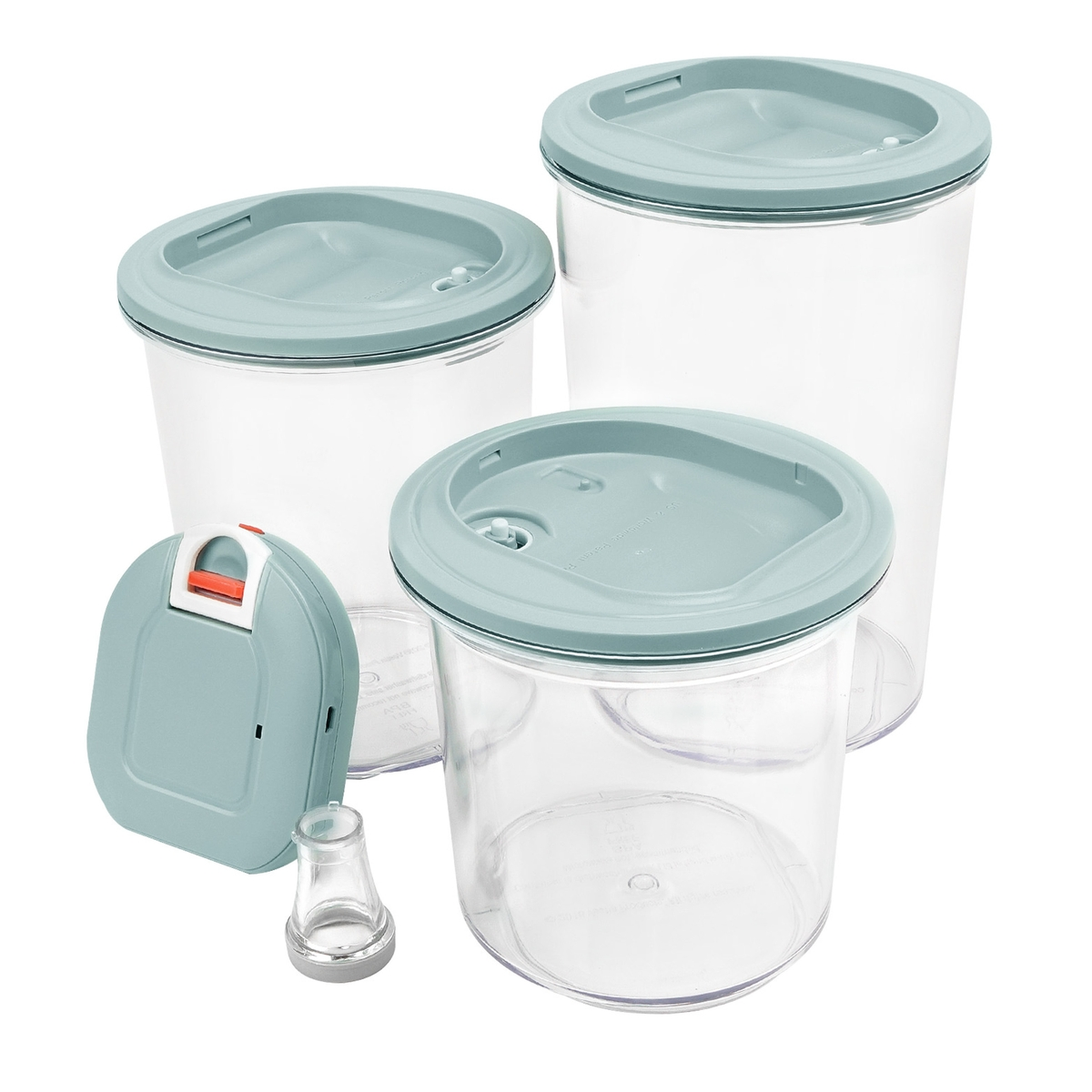 Un juego de recipientes de almacenamiento de alimentos de plástico transparente con tapas color turquesa y un sellador al vacío.
