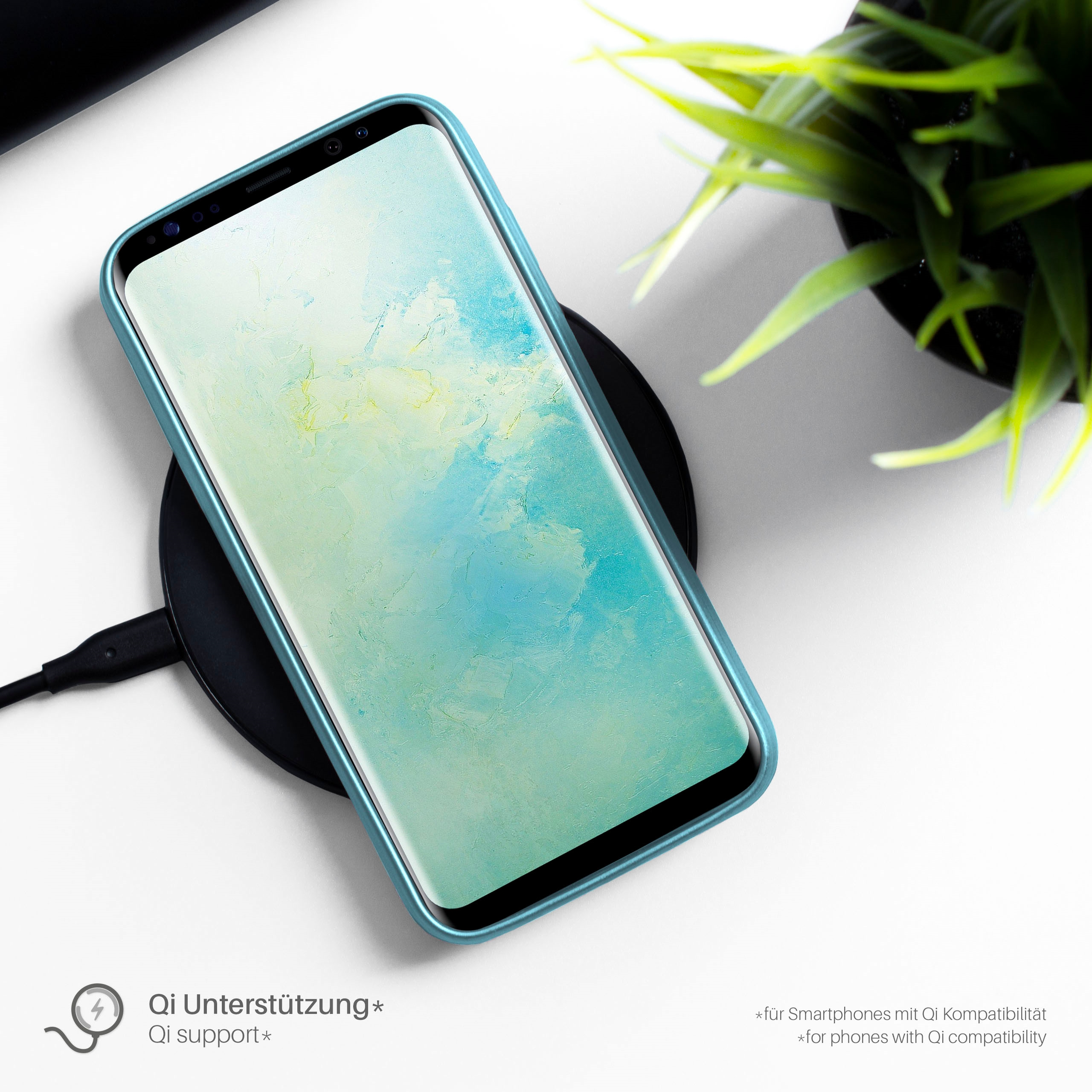 Ein Telefon auf einem kabellosen Ladepad, mit einer grün-blauen Telefonhülle.