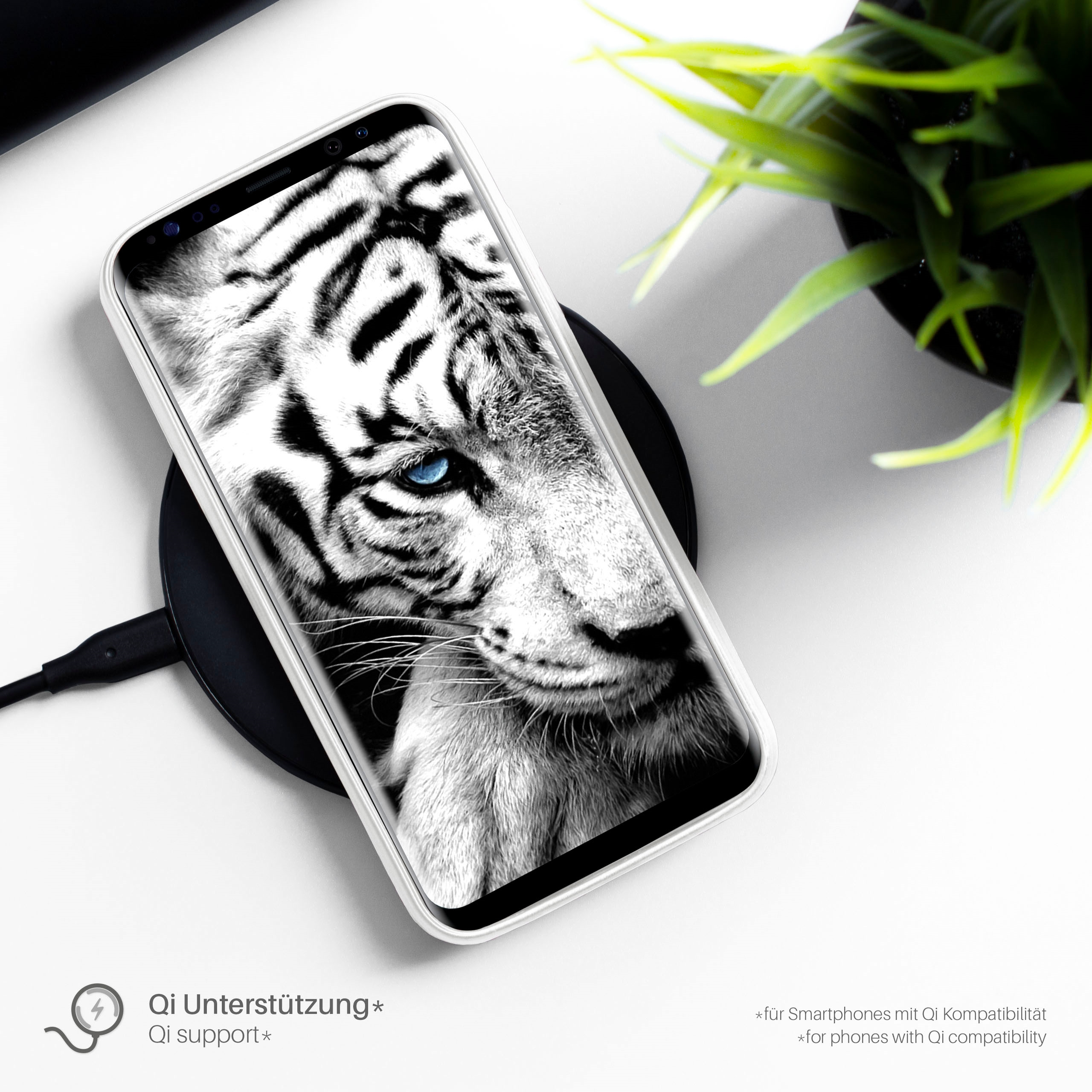Telefon auf kabellosem Ladegerät. Tigergesicht sichtbar. Weißer Hintergrund.